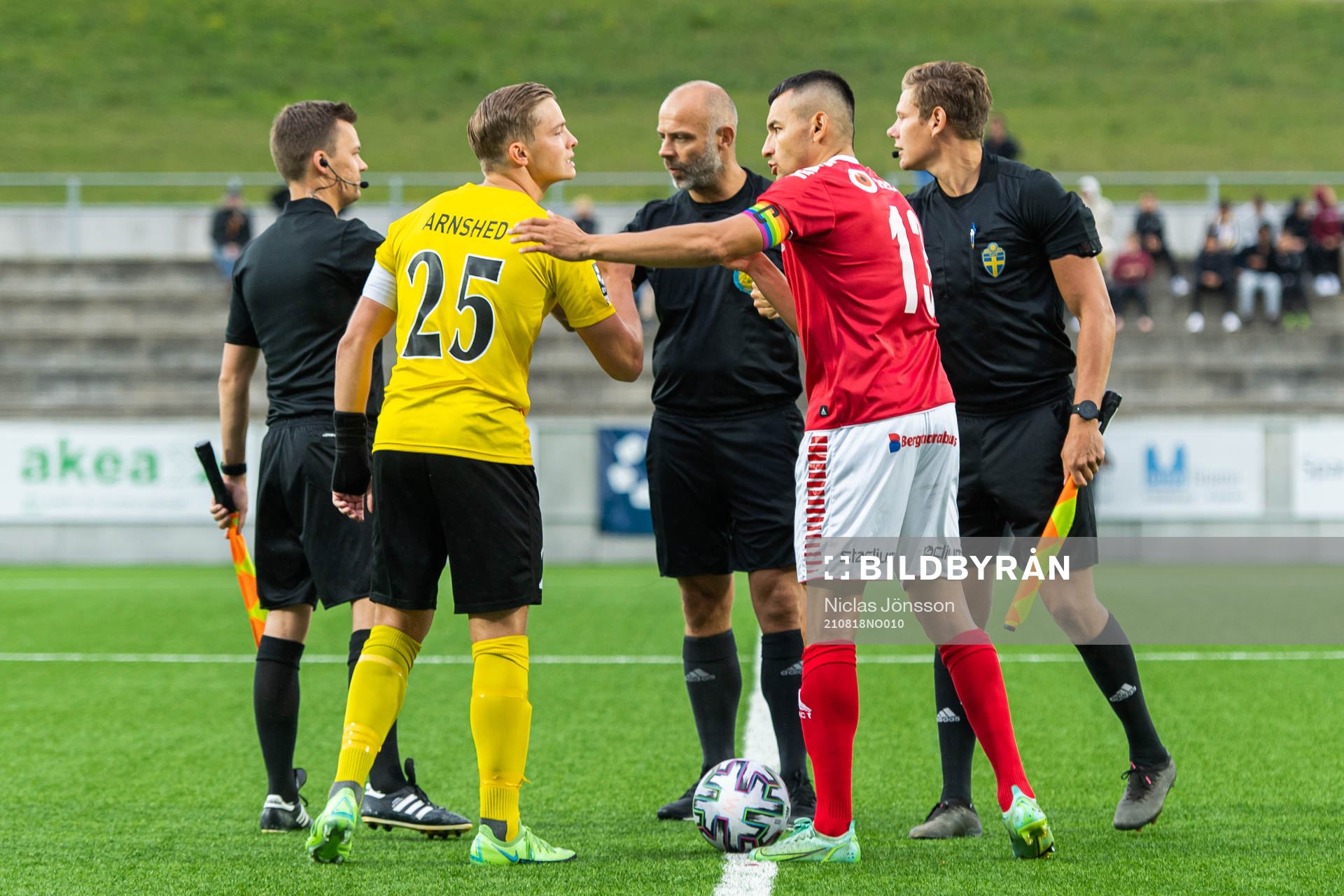 Lunds Stefan Arnshed och Kalmars Emin Nouri med domare Robert Daradic inför fotbollsmatchen i Svenska Cupen mellan Lunds BK och Kalmar den 18 augusti 2021 i Lund.