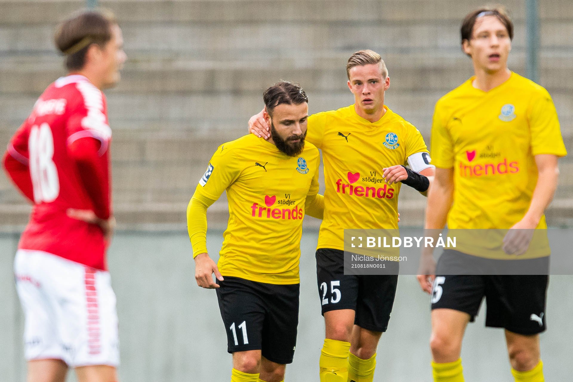 Lunds Filip Pivkovski (till vänster) jublar med Stefan Arnshed efter att han gjort 1-1 under fotbollsmatchen i Svenska Cupen mellan Lunds BK och Kalmar den 18 augusti 2021 i Lund.