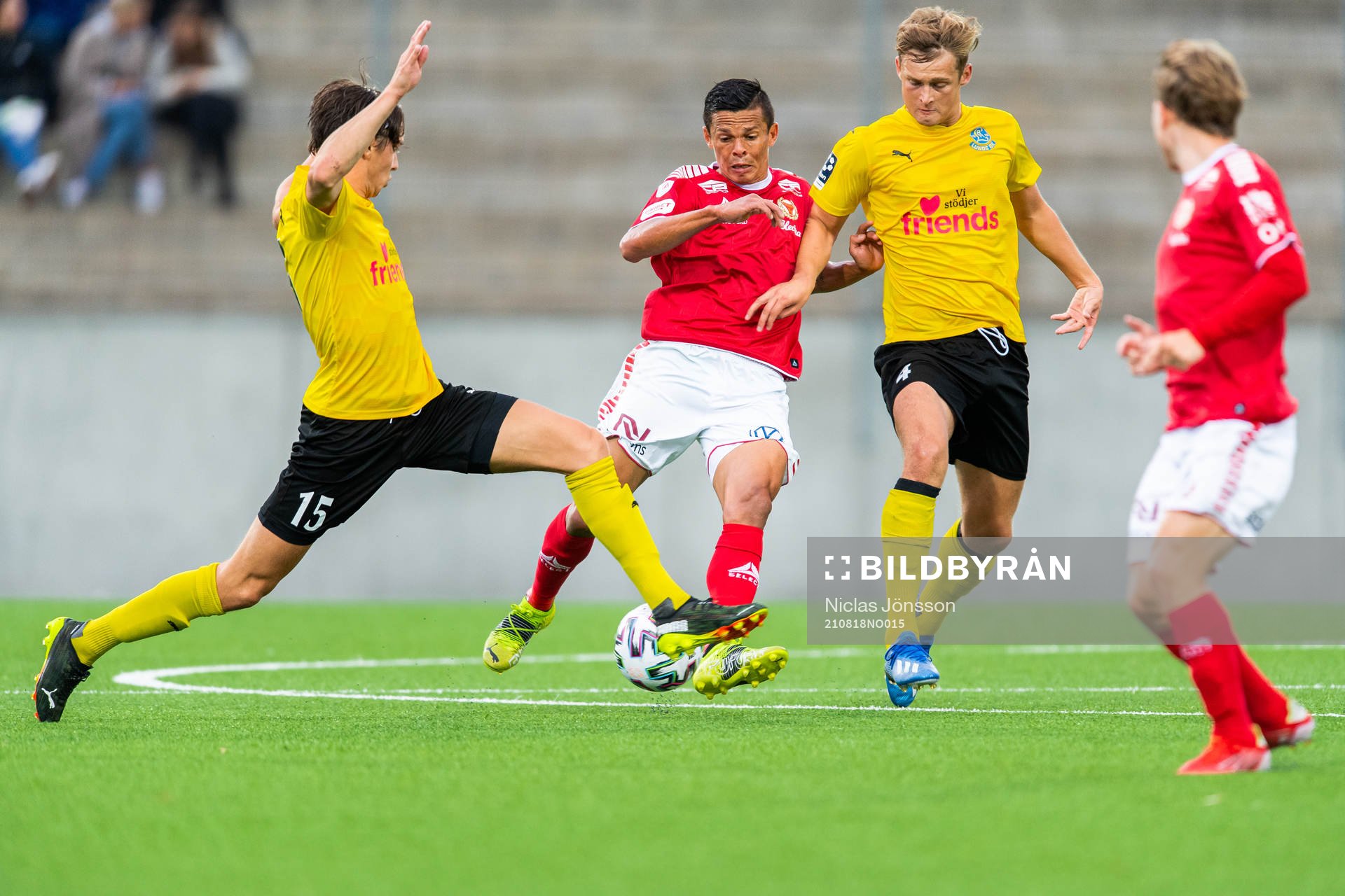 Lunds Gustav Båth Sågänger och Noel Hansson i kamp med Kalmars Romario Pereira Sipiao under fotbollsmatchen i Svenska Cupen mellan Lunds BK och Kalmar den 18 augusti 2021 i Lund.