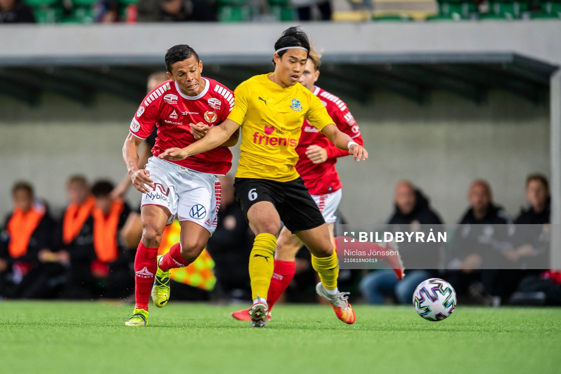 Kalmars Romario Pereira Sipiao och Lunds Eddie Tran