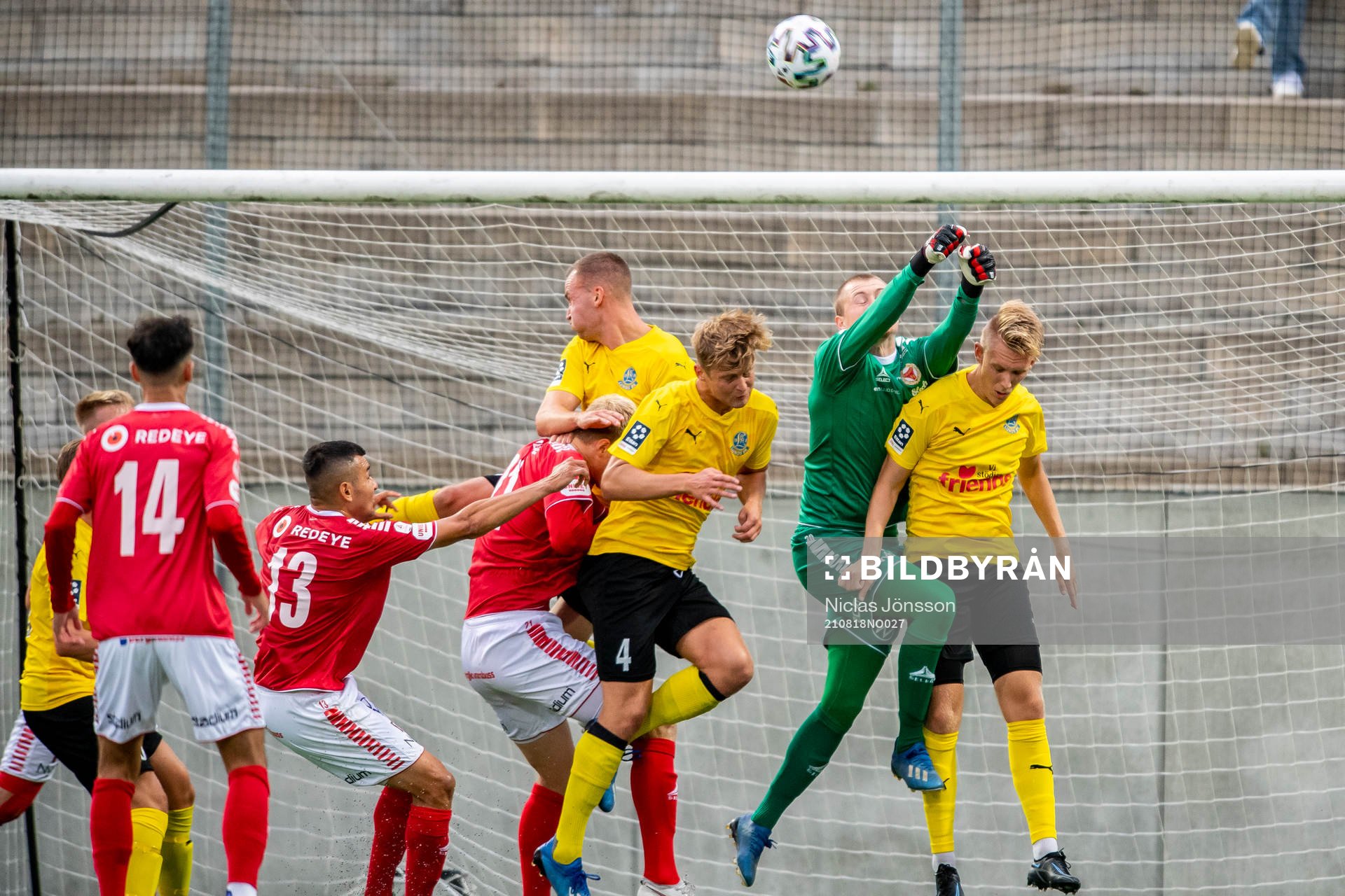 Kalmars målvakt Tobias Andersson och Lunds Noel Hansson