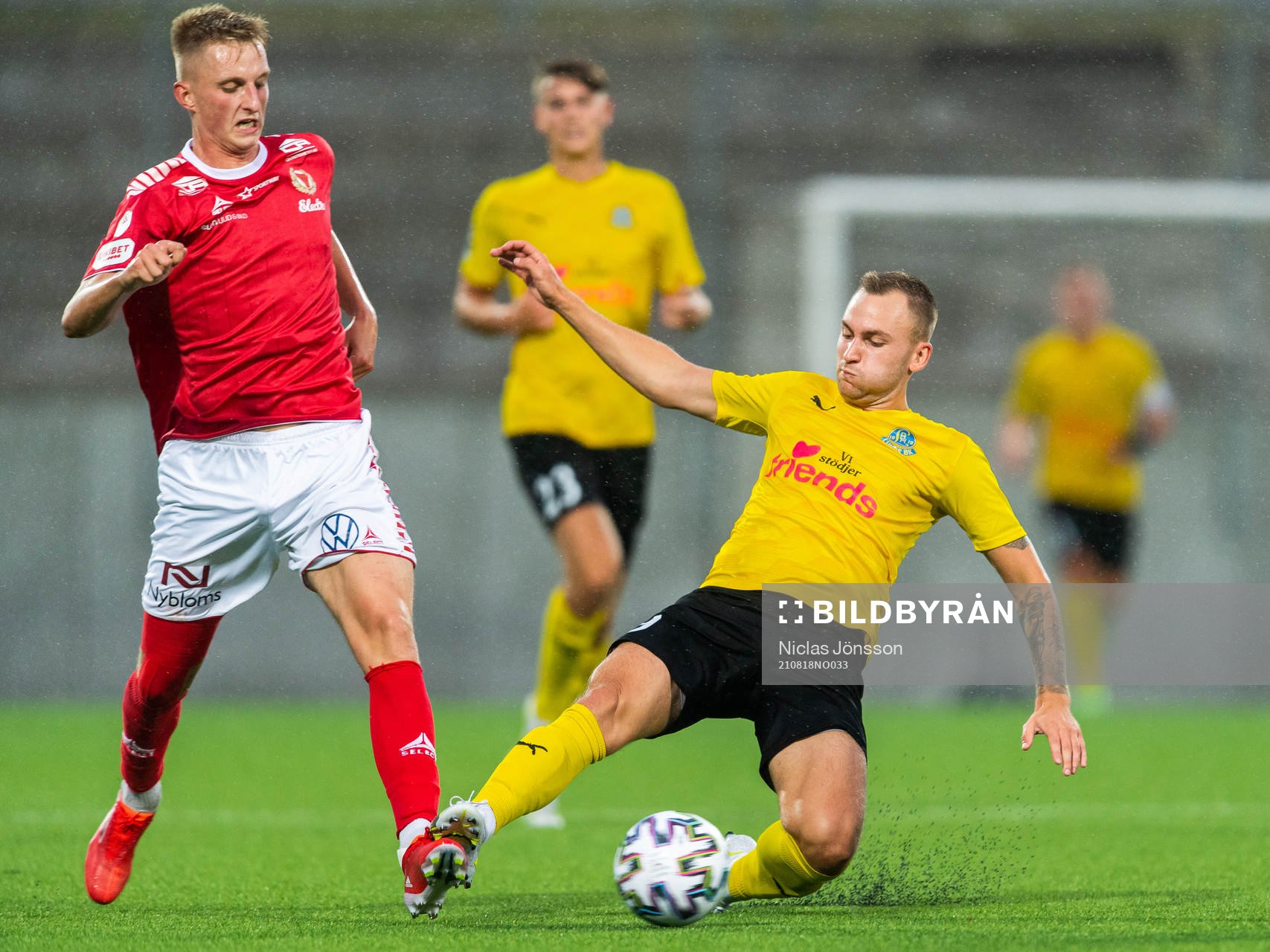 Kalmars Elias Olsson och Lunds Filip Bohman under fotbollsmatchen i Svenska Cupen mellan Lunds BK och Kalmar den 18 augusti 2021 i Lund. 