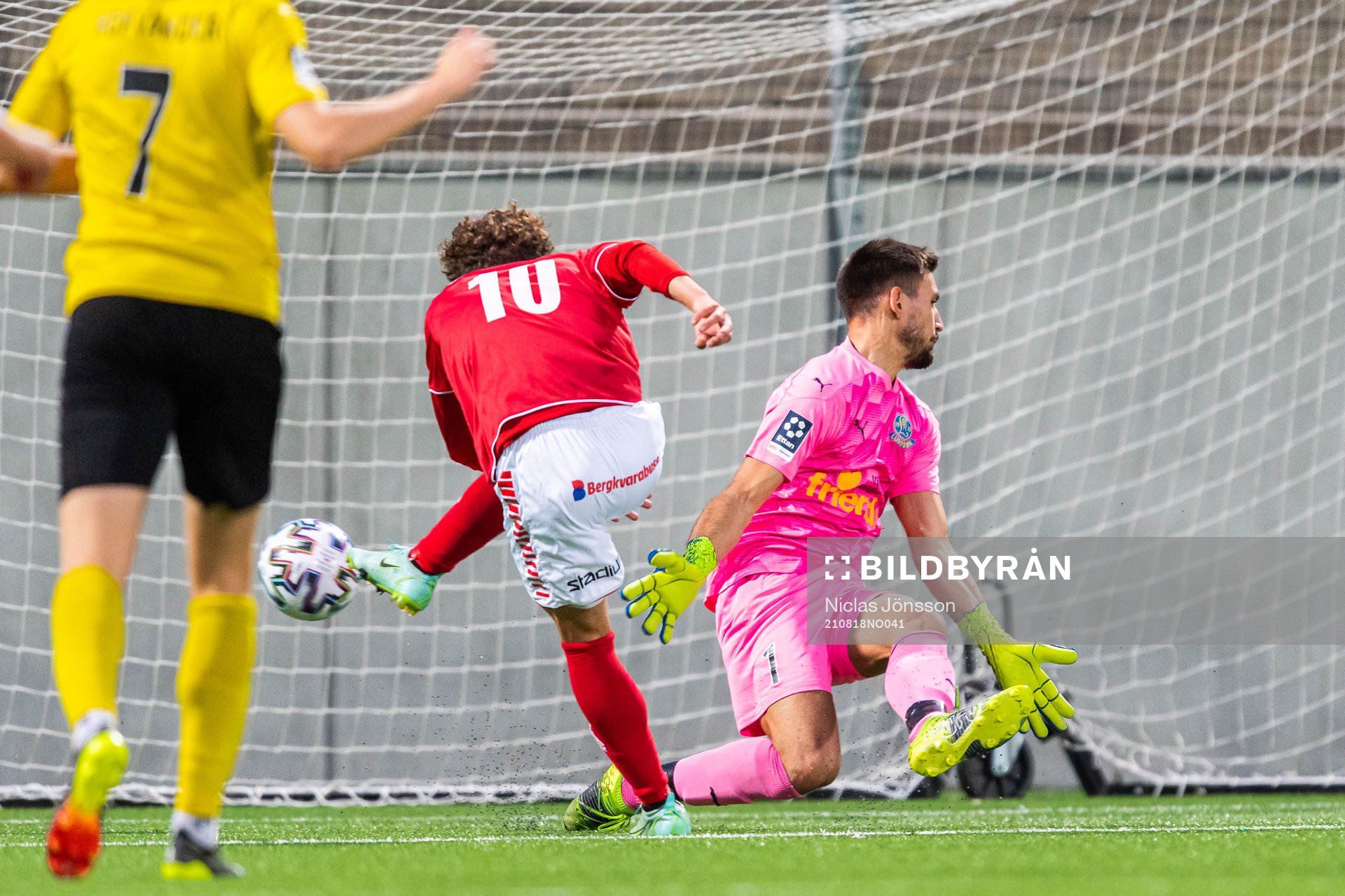 Kalmars Moustafa Benshi gör 1-2 bakom Lunds Målvakt Emir