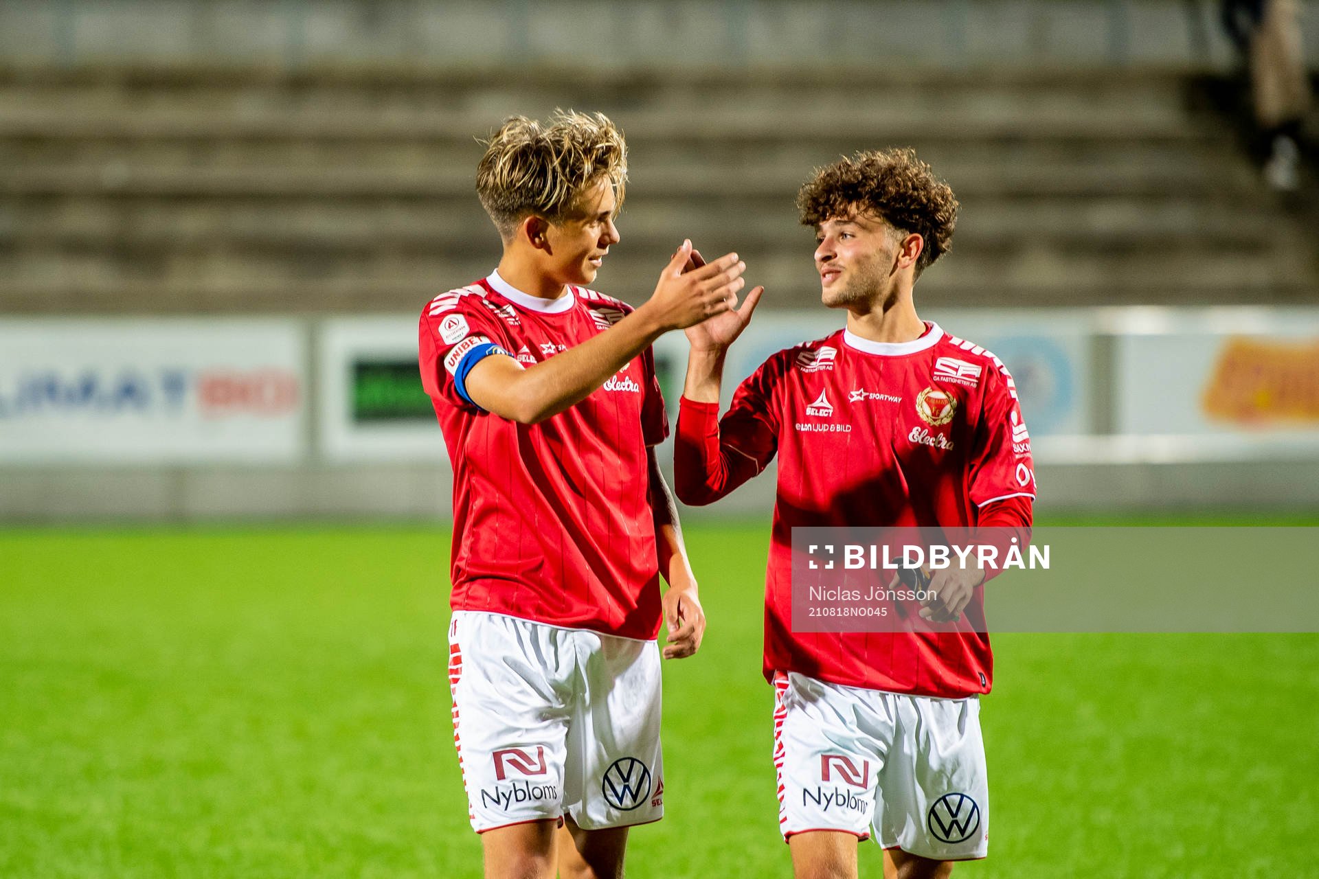 Kalmars Isak Vijdeskog och Moustafa Benshi jublar