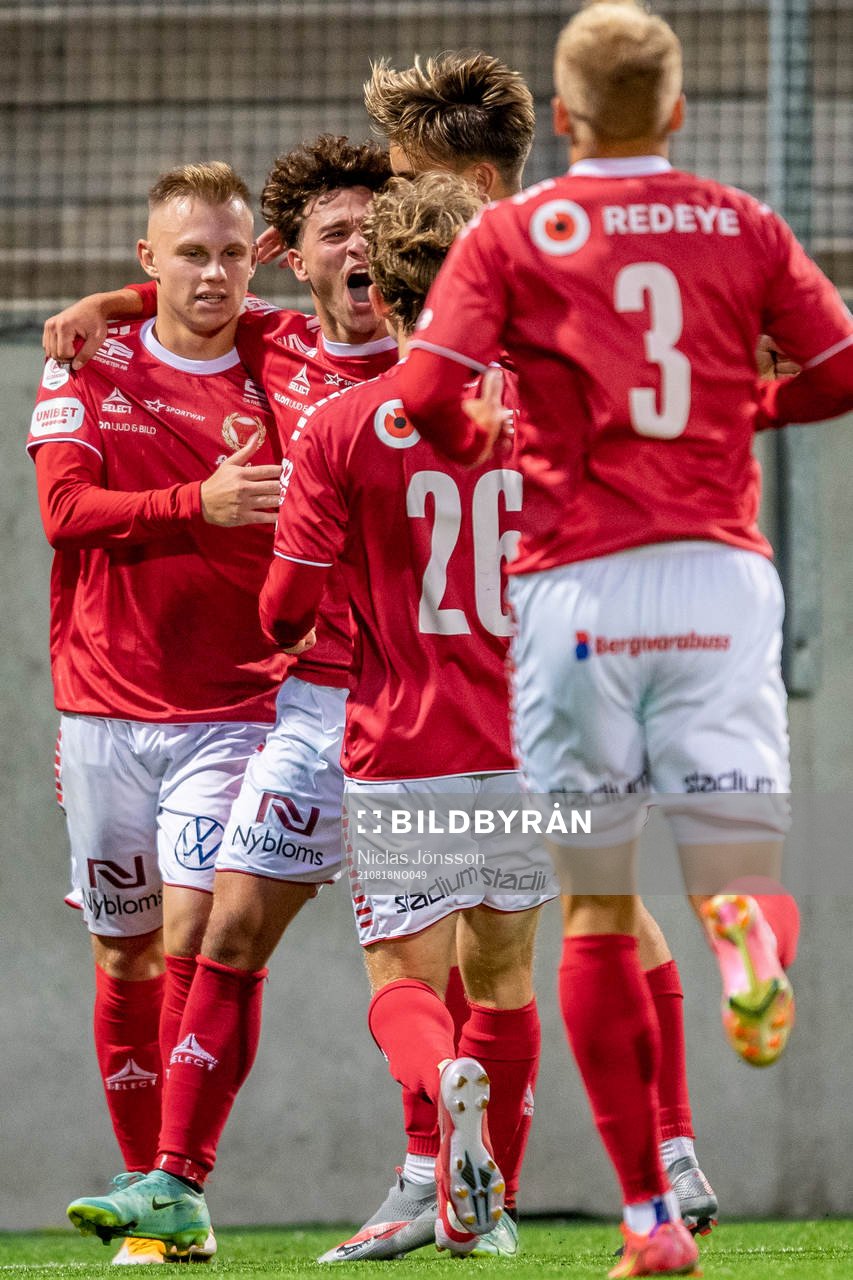 Kalmars Moustafa Benshi jublar tillsammans med lagkamrater under fotbollsmatchen i Svenska Cupen mellan Lunds BK och Kalmar den 18 augusti 2021 i Lund.