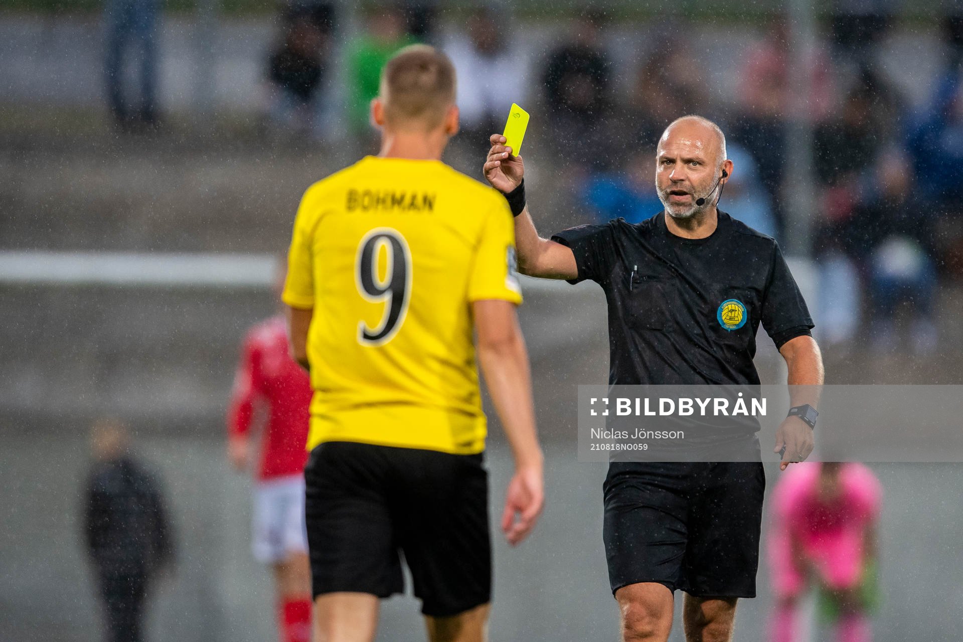 domare Robert Daradic delar ut ett gult kort