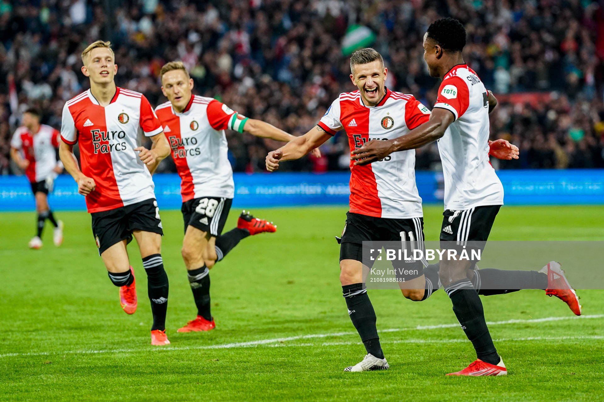 Luis Sinisterra of Feyenoord celebrate with teammates