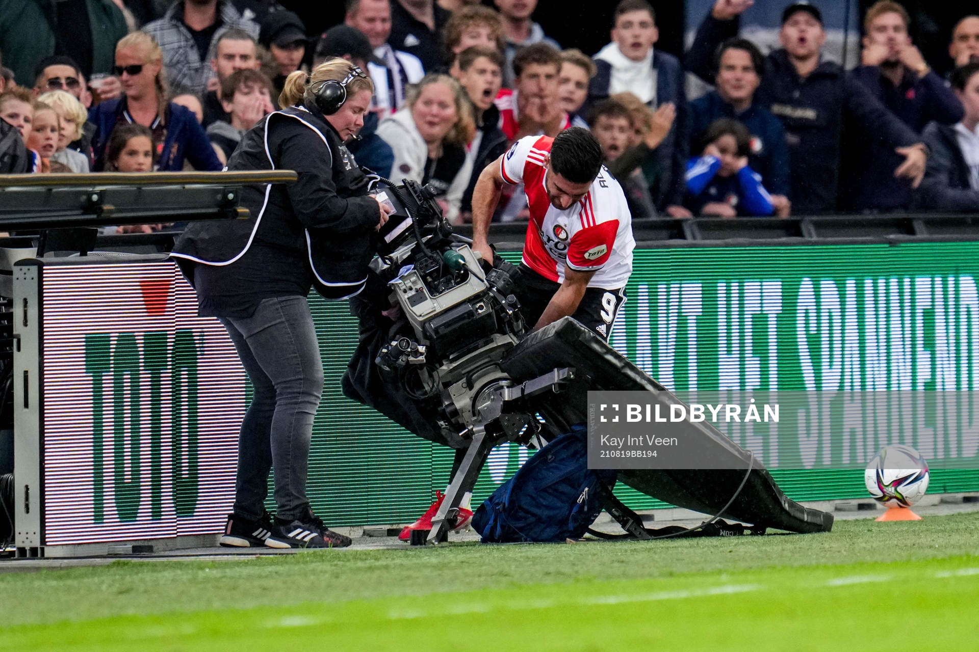 Alireza Jahanbakhsh of Feyenoord helps camera woman with