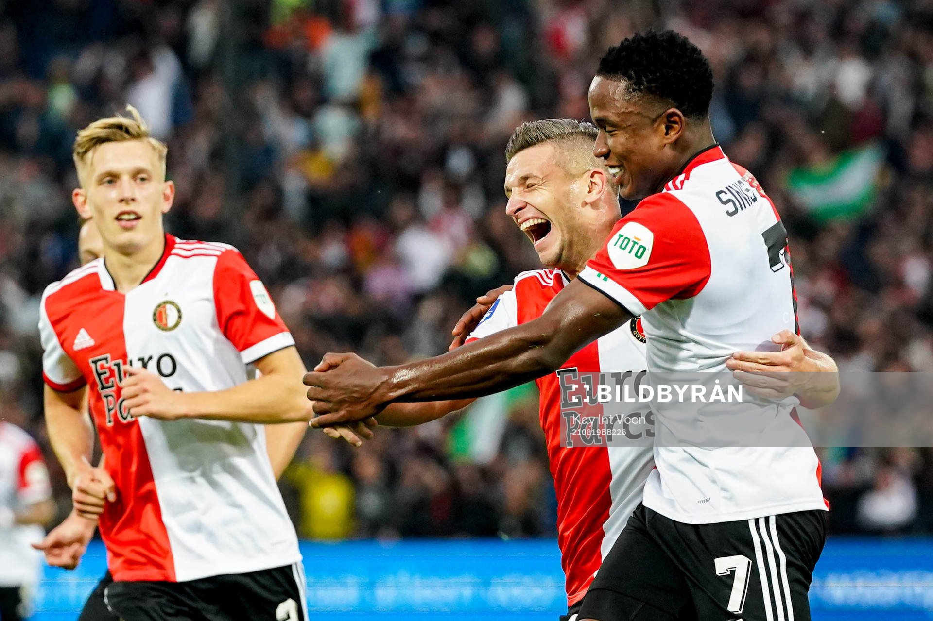 Luis Sinisterra of Feyenoord celebrate with teammates