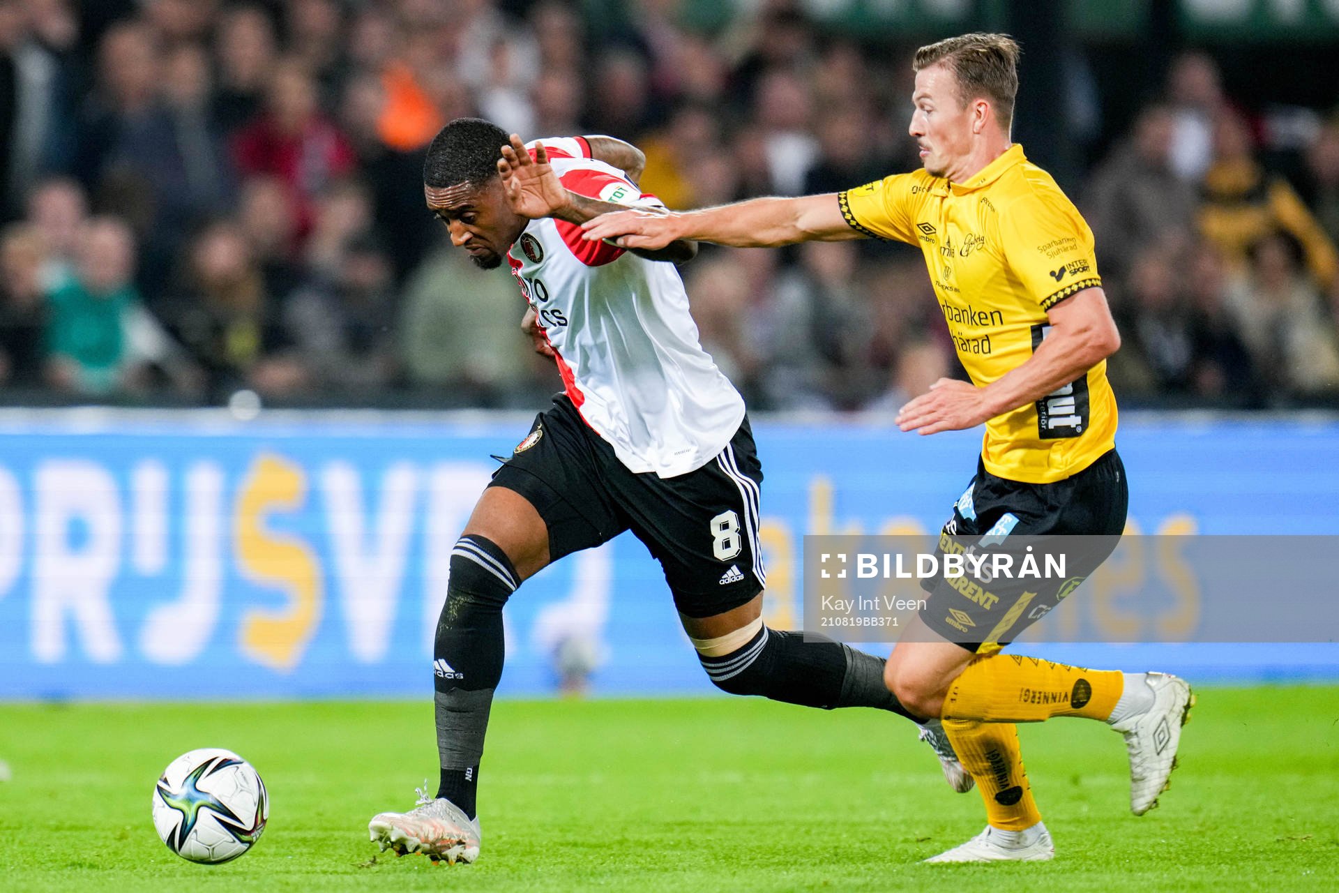 Leroy Fer of Feyenoord and  Simon Beach of Elfsborg