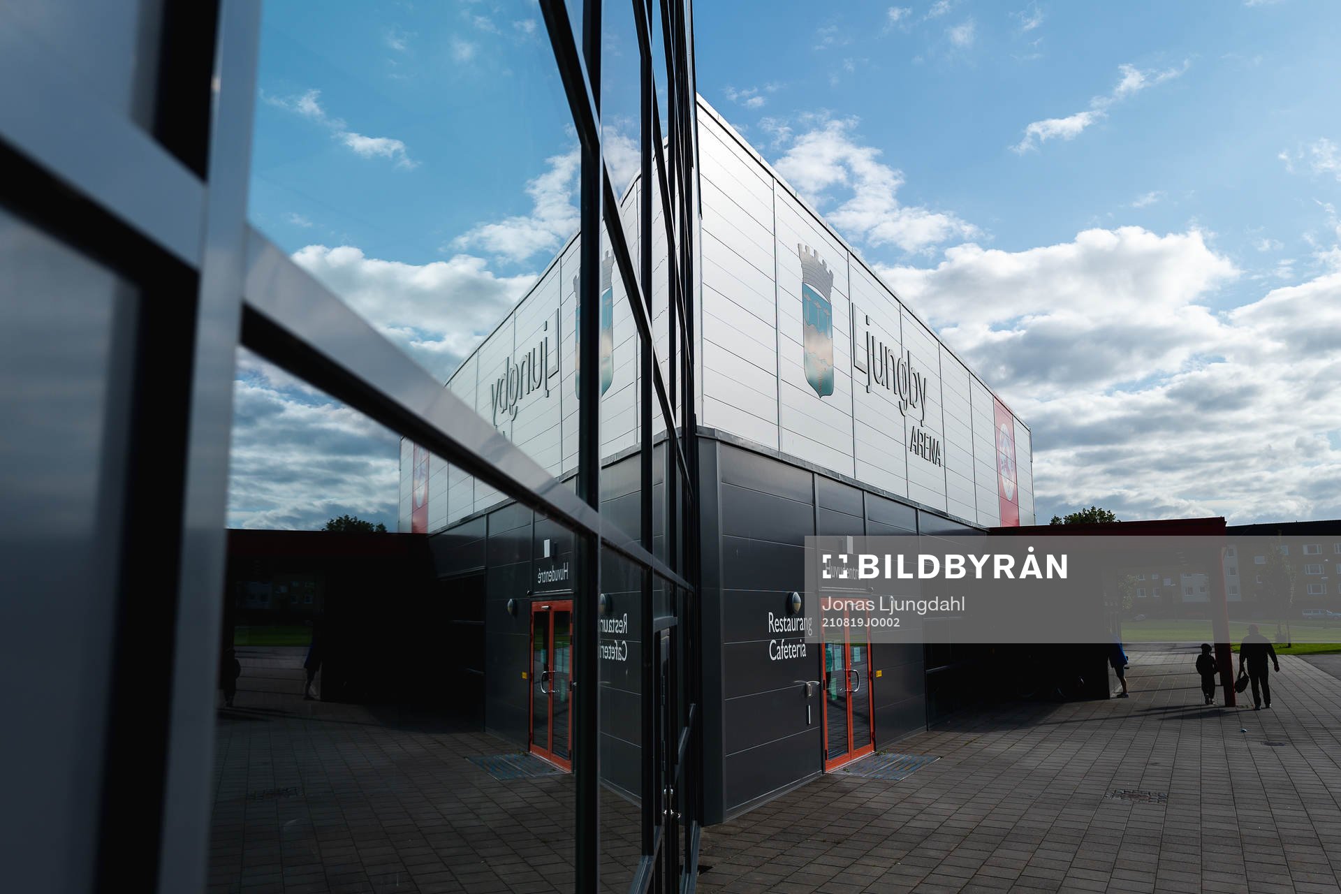 Exteriör vy på Ljungby arena före  ishockeymatchen i