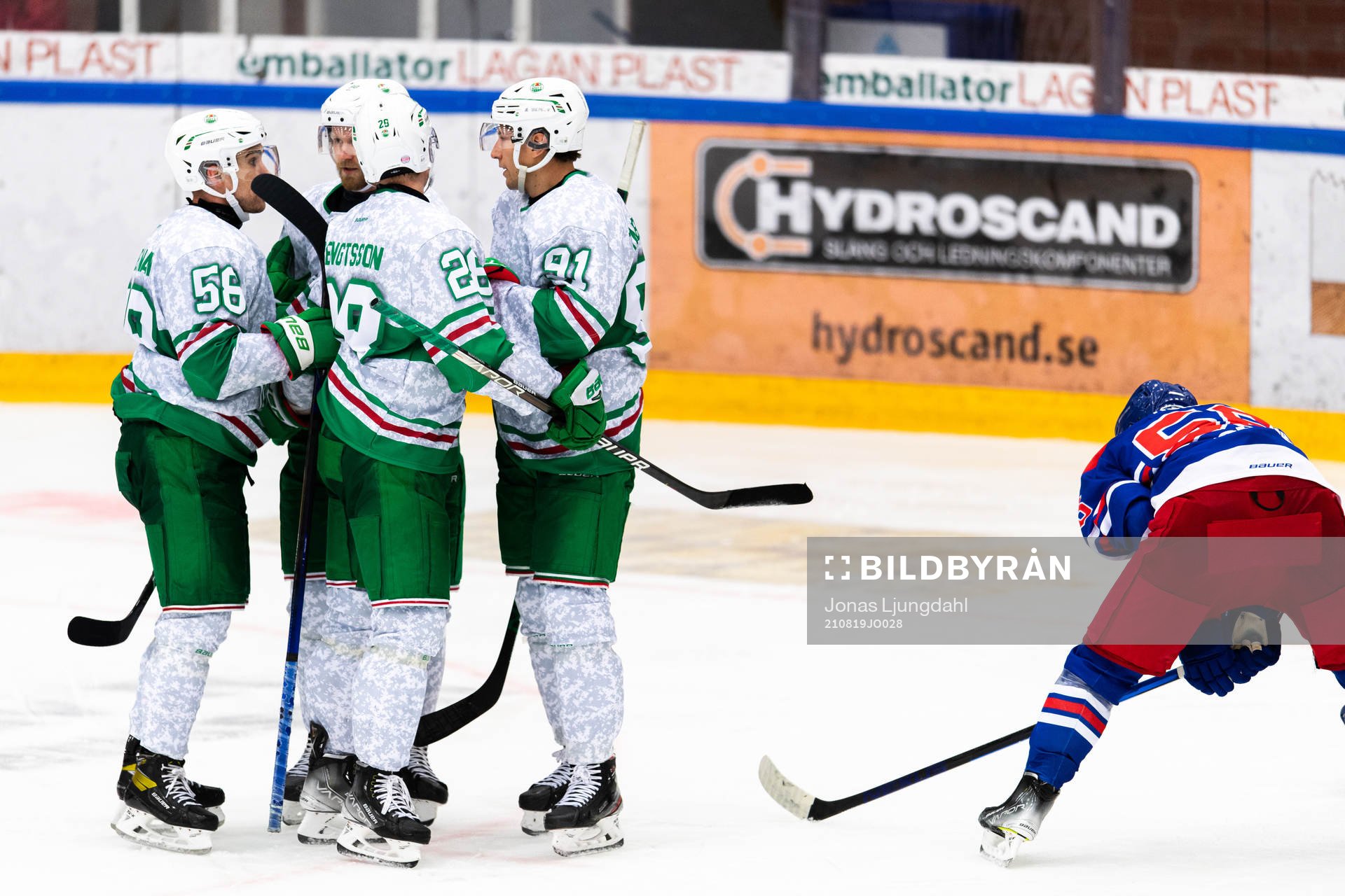 Rögles Adam Tambellini jublar med lagkamrater