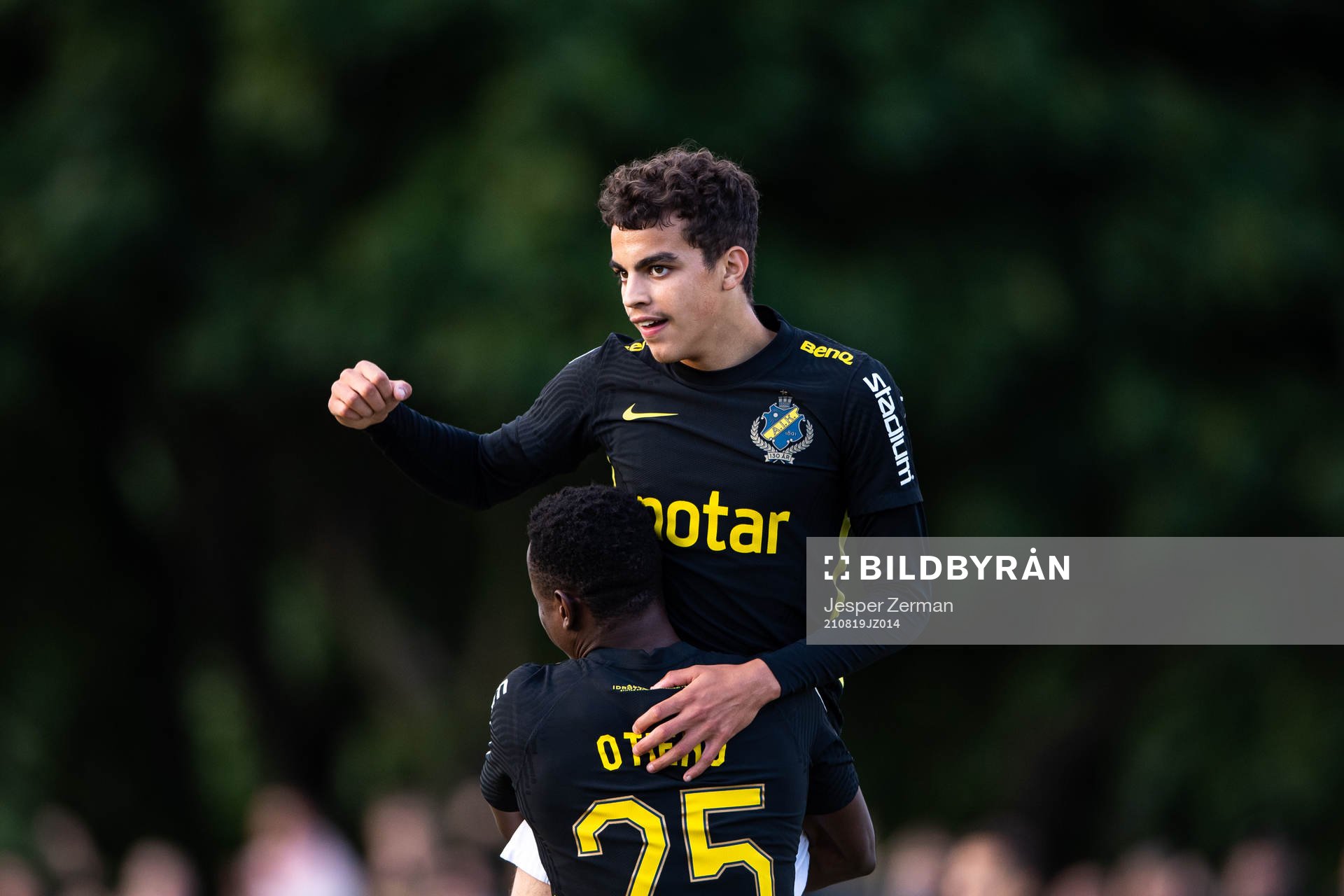 s Yasin Ayari och Erick Otieno jublar