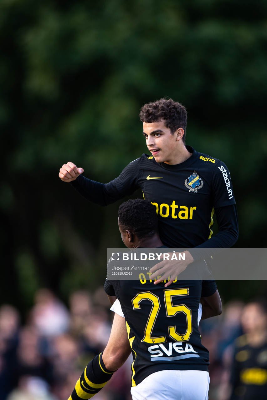 s Yasin Ayari och Erick Otieno jublar
