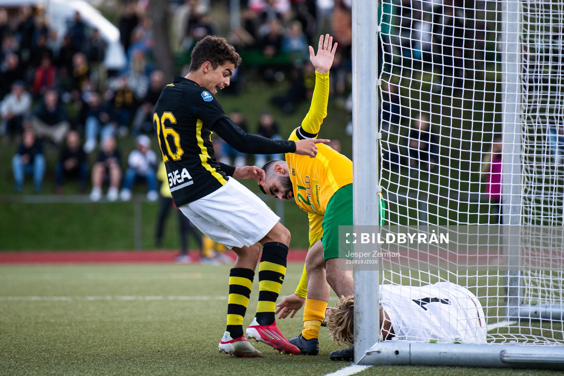 s Robin Tihi mot Rågsveds Serta Gemici och målvakt Emil
