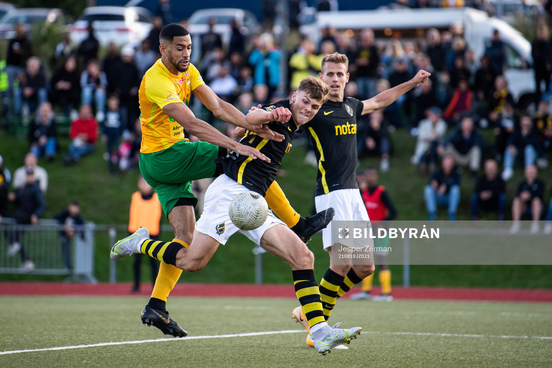 Rågsveds Aaron Zahui Bazoukou och AIK:s Erik Ring under fotbollsmatchen i Svenska Cupen mellan Rågsved och AIK den 19 augusti 2021 i Stockholm.