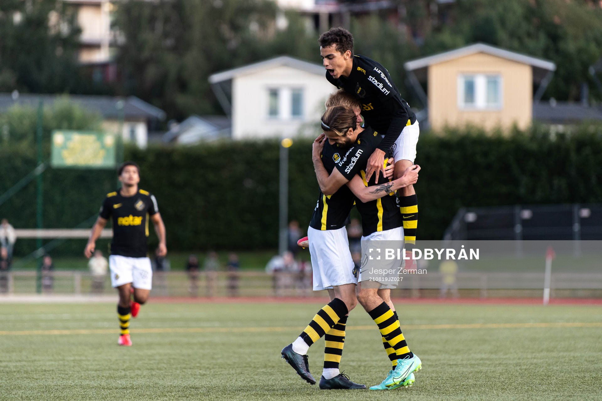 s Zack Elbouzedi jublar med Lucas Forsberg och Yasin Ayari