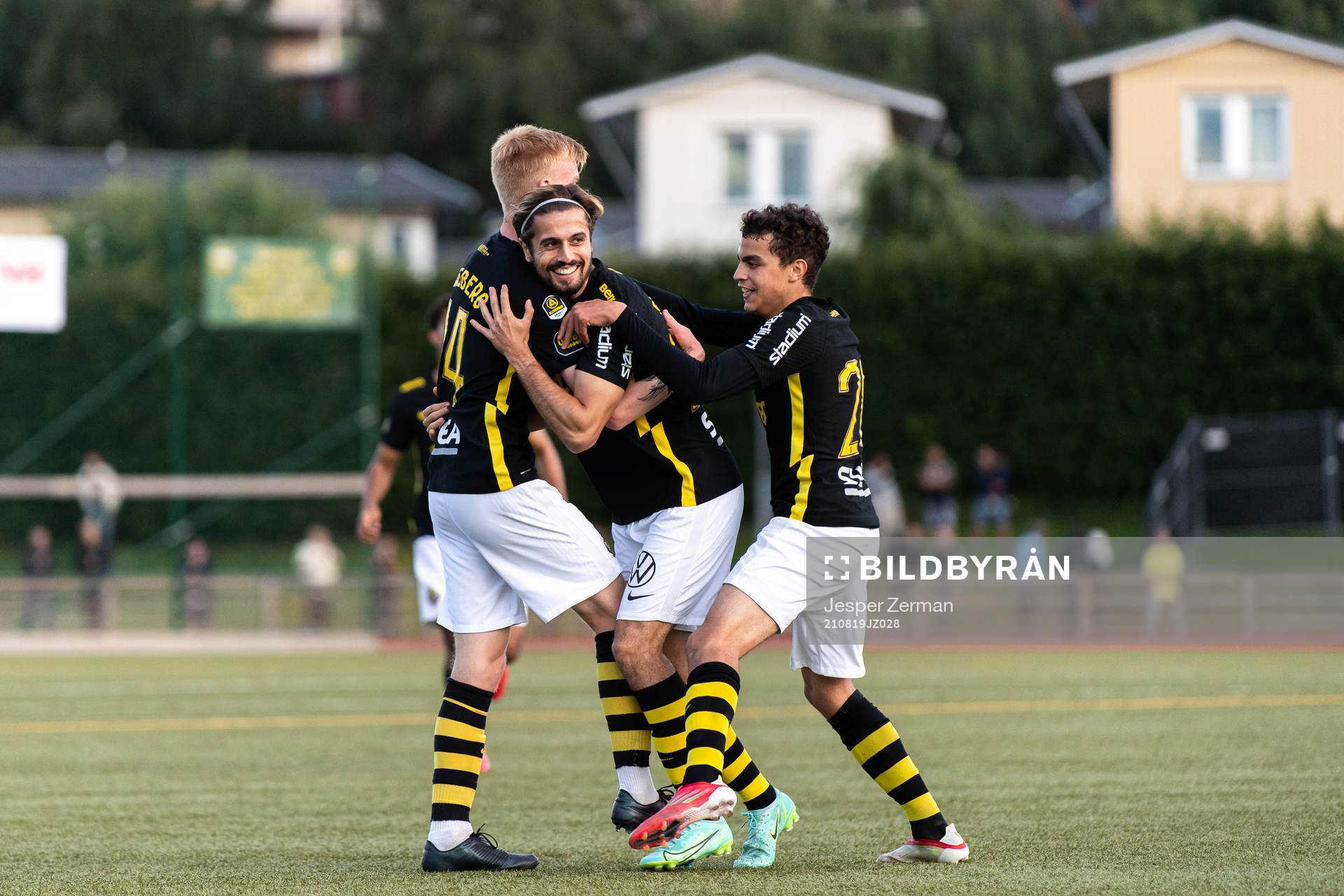 s Zack Elbouzedi jublar med Lucas Forsberg och Yasin Ayari