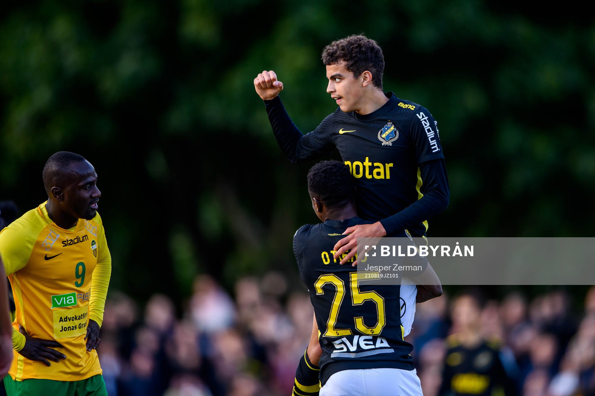 s Yasin Ayari jublar med Erick Otieno