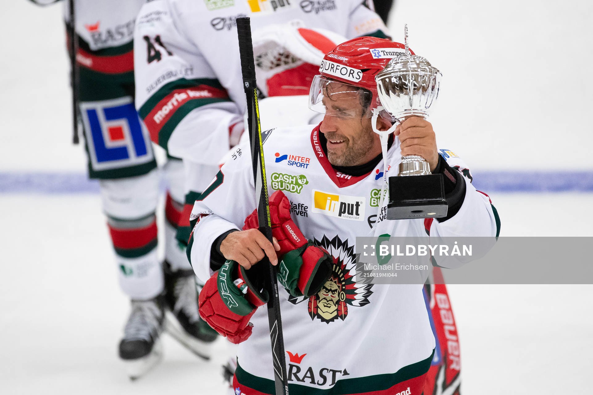 Frölundas Joel Lundqvist med pokalen