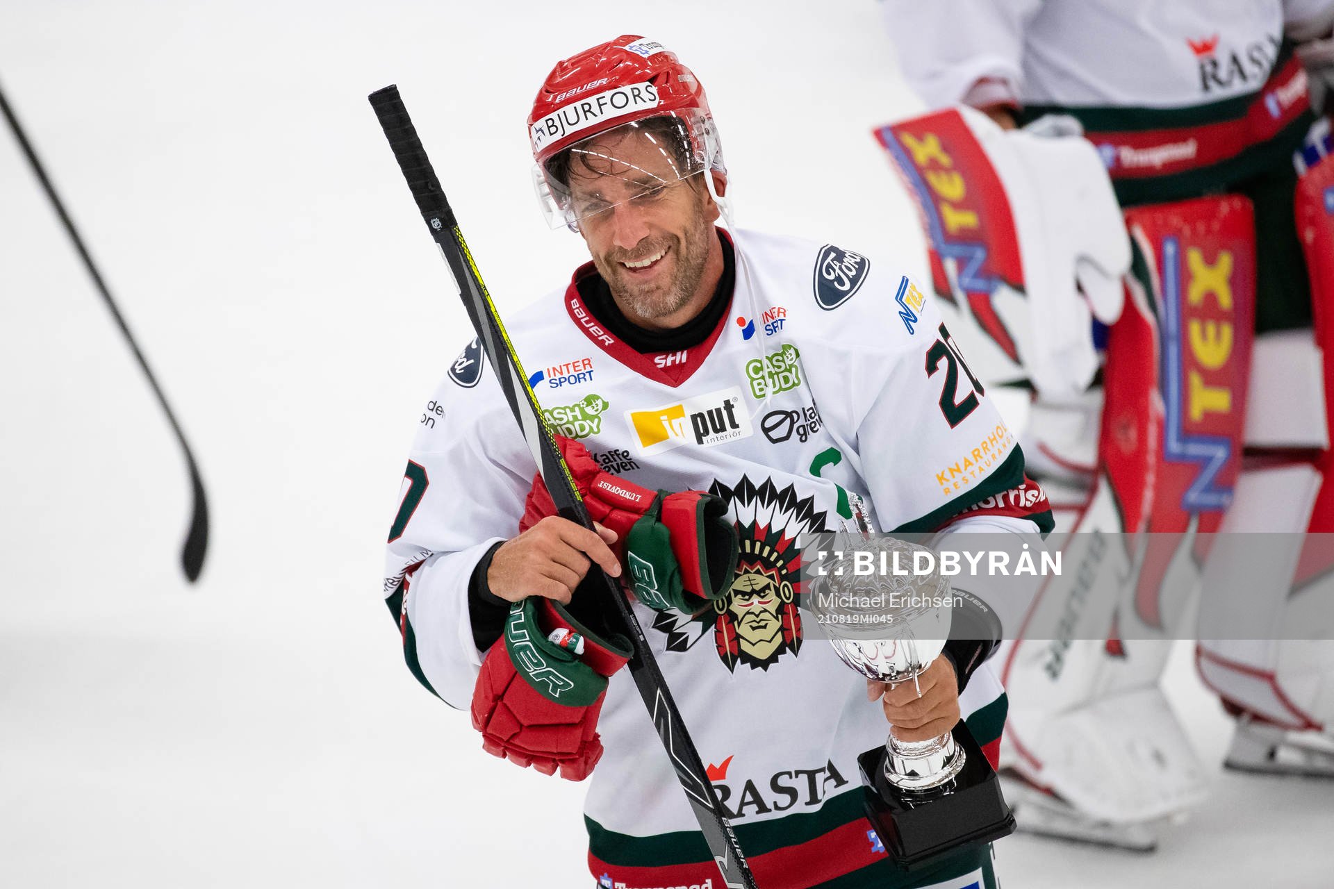 Frölundas Joel Lundqvist med pokalen