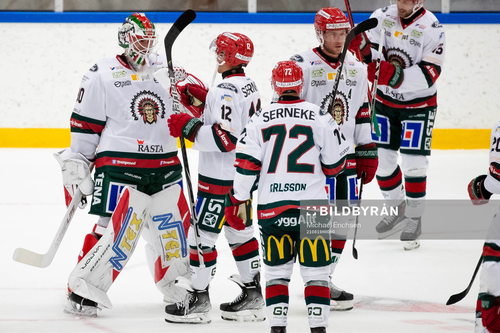 Frölundas målvakt Matthew Tomkins och Max Friberg jublar