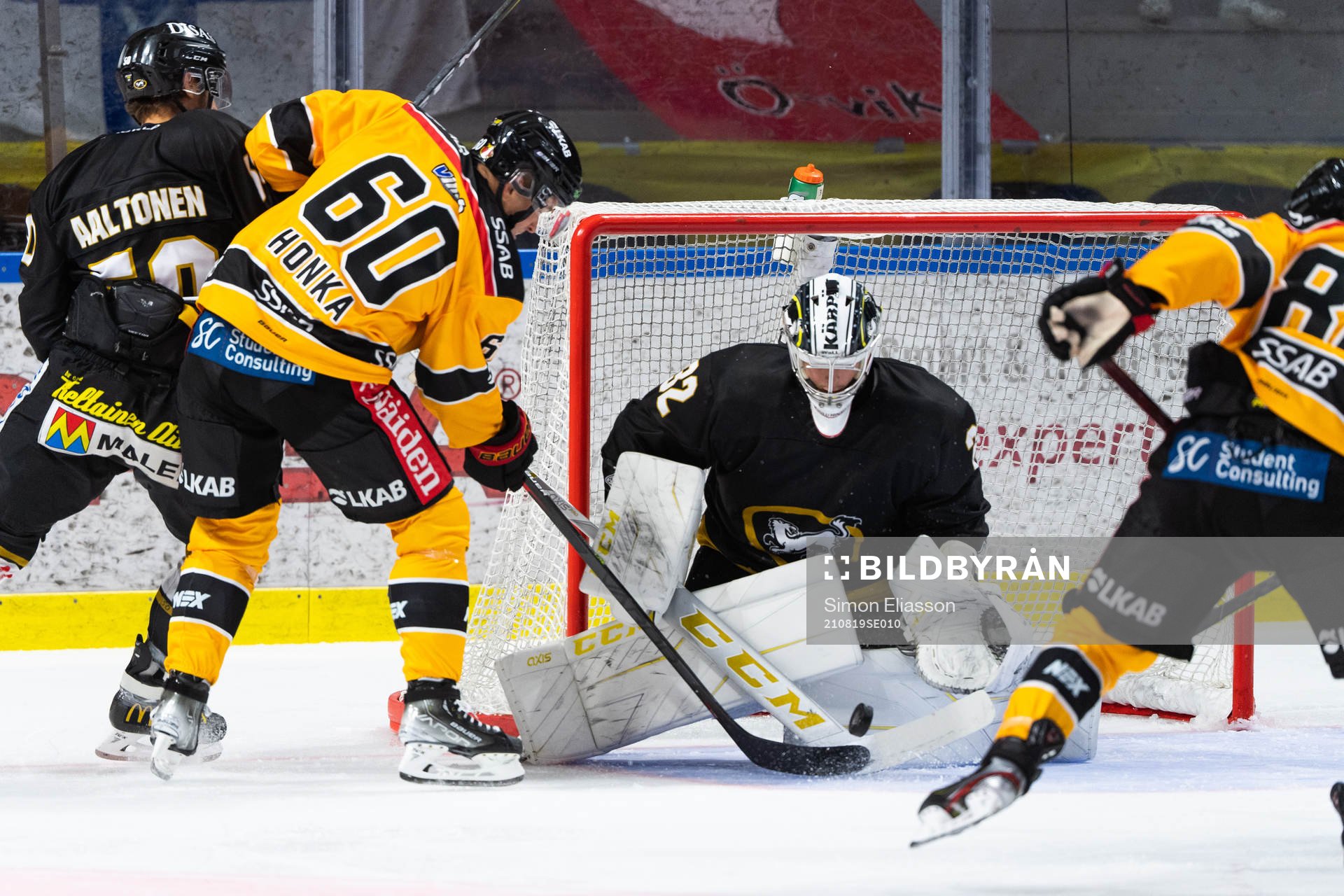 Luleås Julius Honka och Oulun Kärpäts målvakt Joel