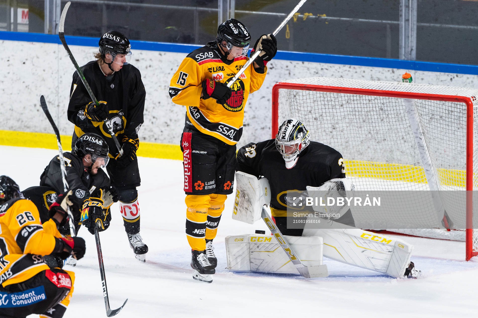 Luleås Carl Mattsson och Oulun Kärpäts målvakt Joel