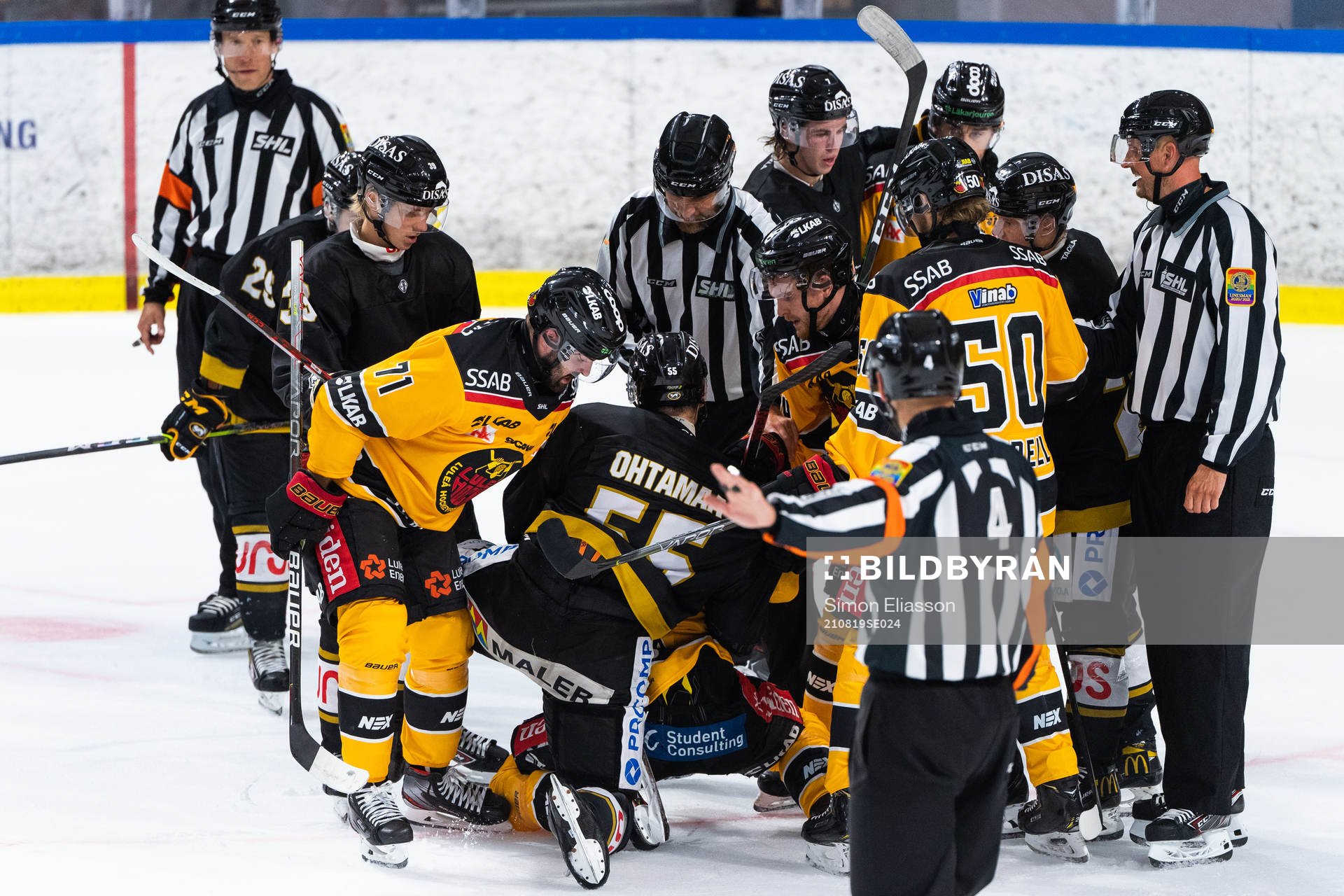 Luleås Linus Fröberg och Oulun Kärpäts Atte Ohtamaa