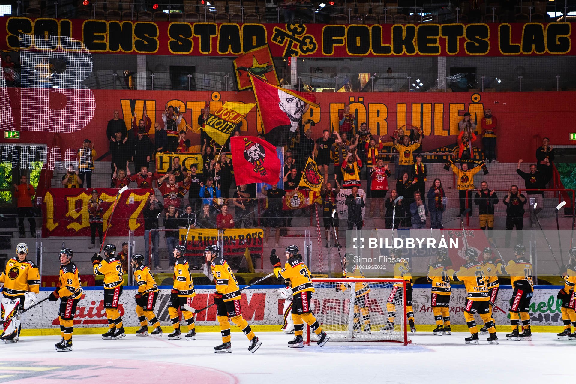 Spelarna tackar supportrarna