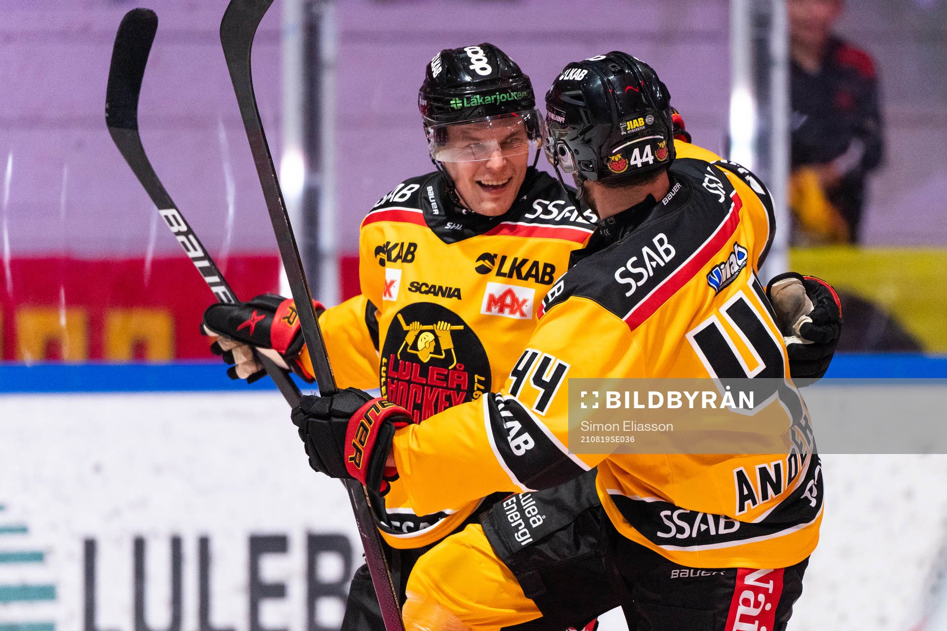 Luleås Joonas Rask och Jonathan Andersson jublar