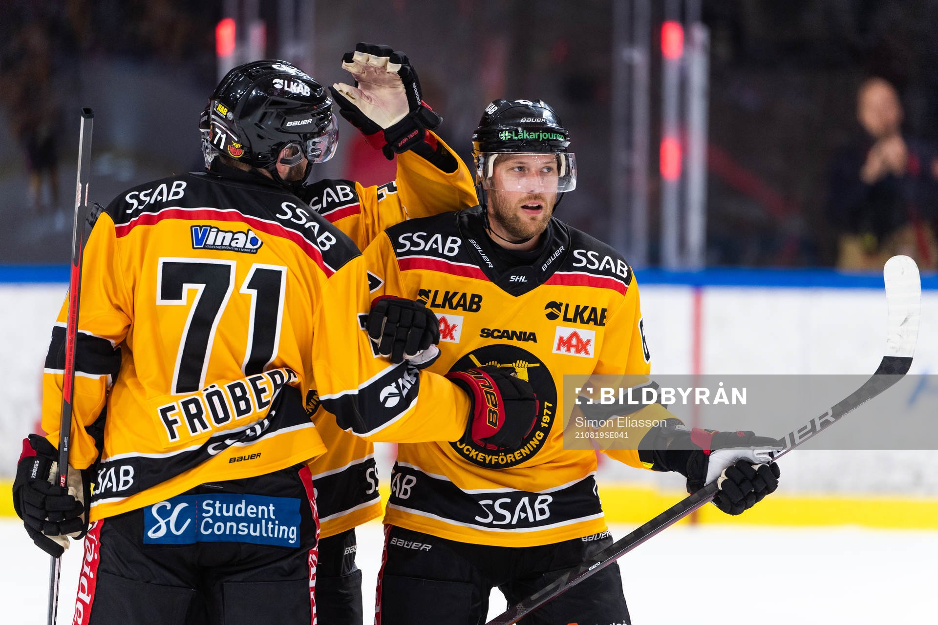 Luleås Linus Omark jublar med Luleås Linus Fröberg