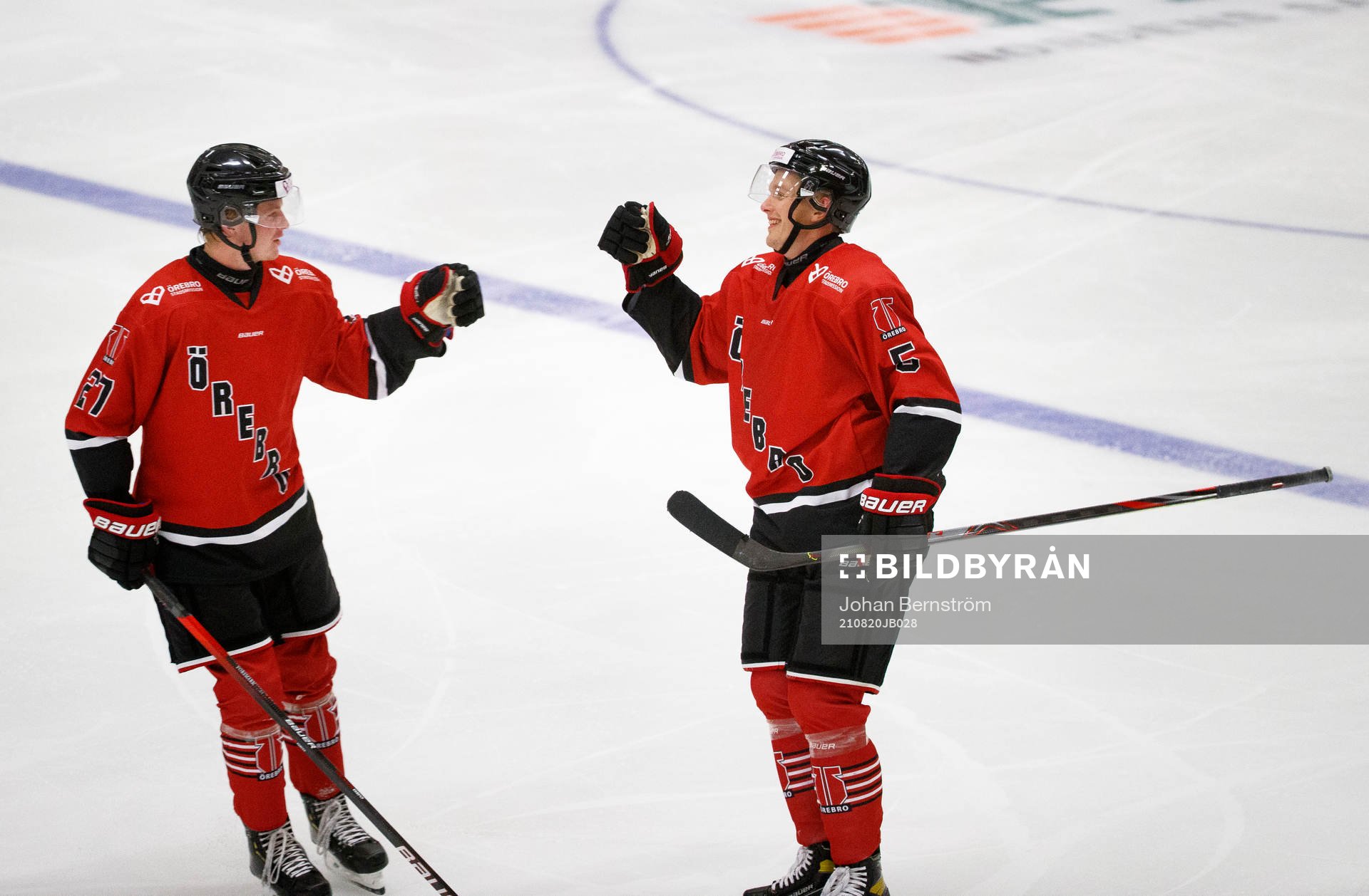 Örebros Gustav Backström jublar med Simon Forsmark