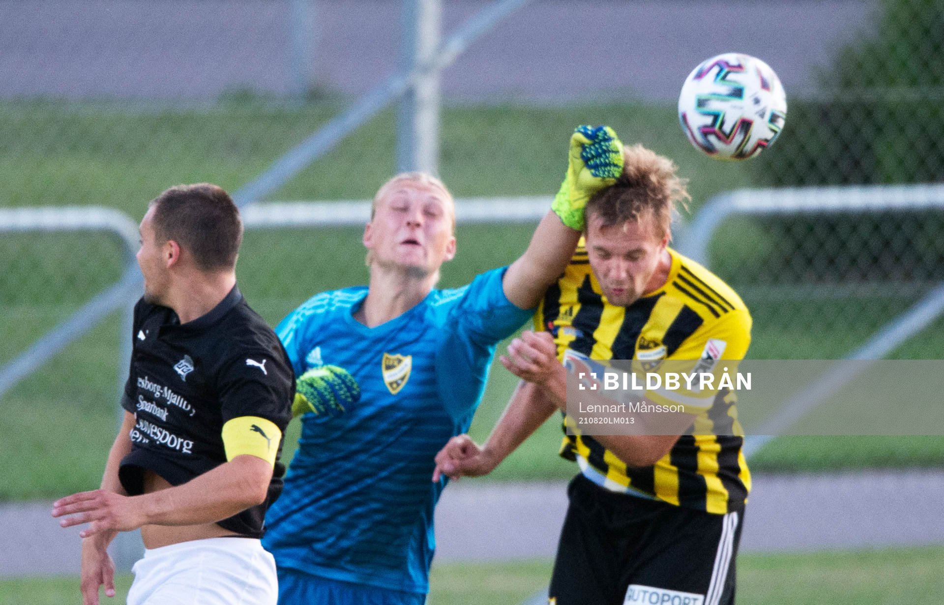 IFK Hässleholms målvakt Carl Lundahl Persson boxar bort