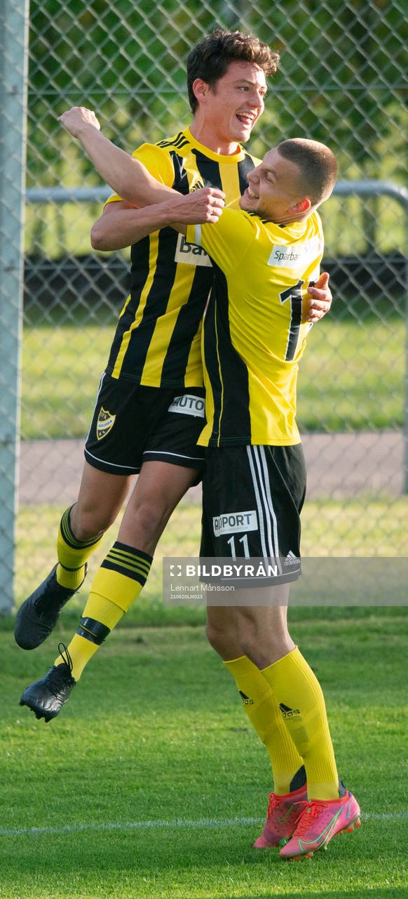 IFK Hässleholms Isak Orajärvi har nätat och grattas av