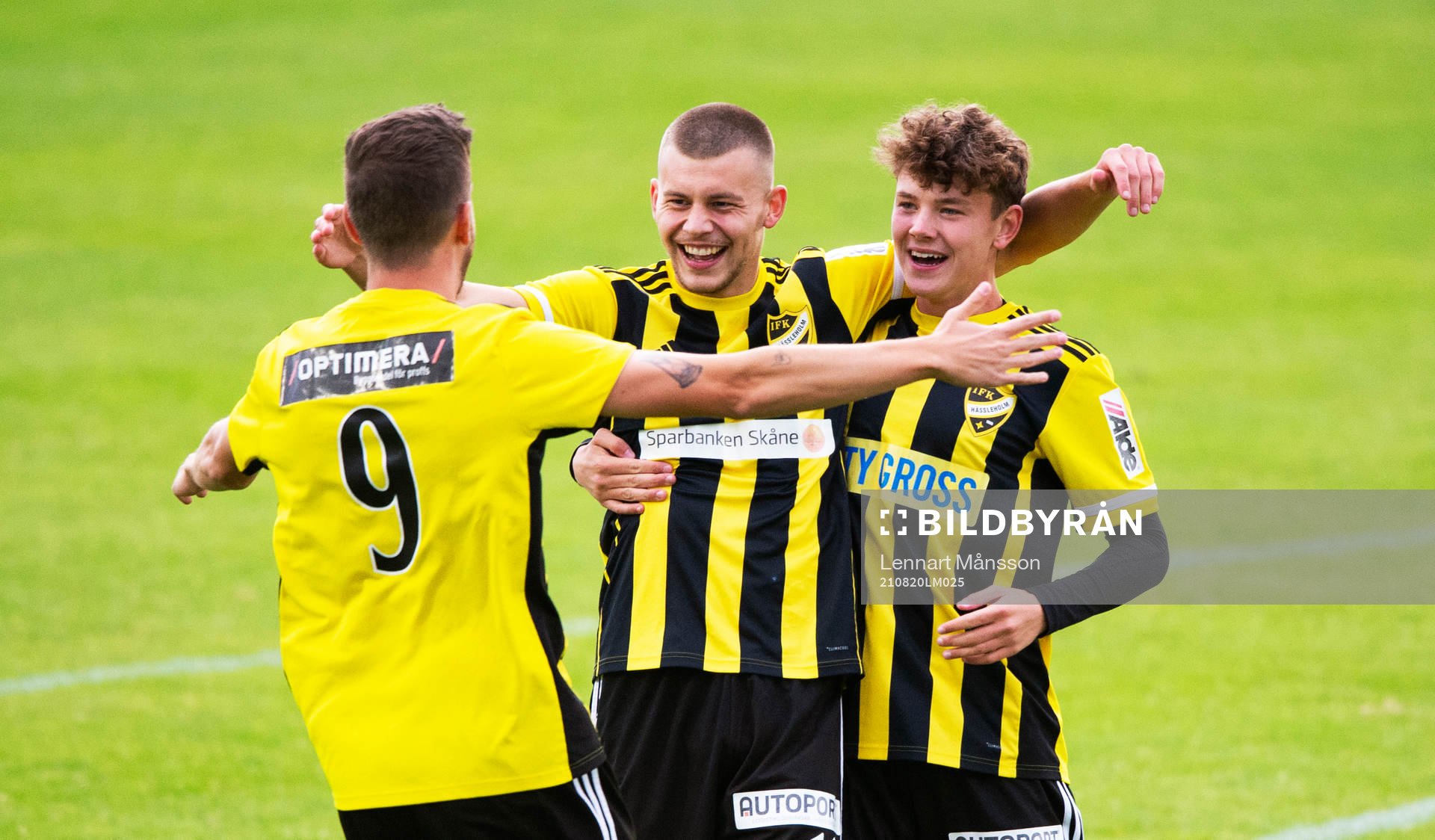 IFK Hässleholms Ivan Danielsson Andanovski har gjort ett av sina mål och grattas av Max Sandberg och Max Nilsson i matchen i div. 2 Södra Götaland mellan iFK Hässleholm och Sölvesborg i Hässleholm 20 augusti 2021.