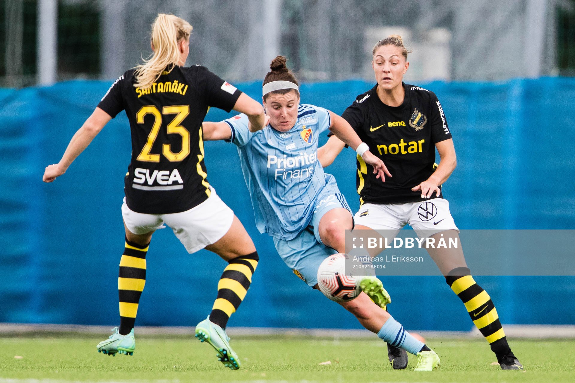 s Emma Santamäki och Hannah Davison