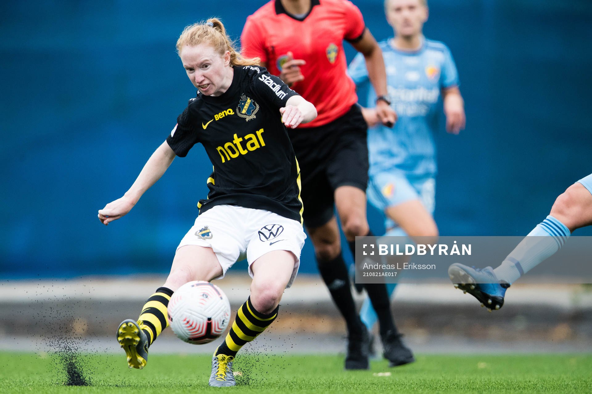 s Caroline Murray med ett skott