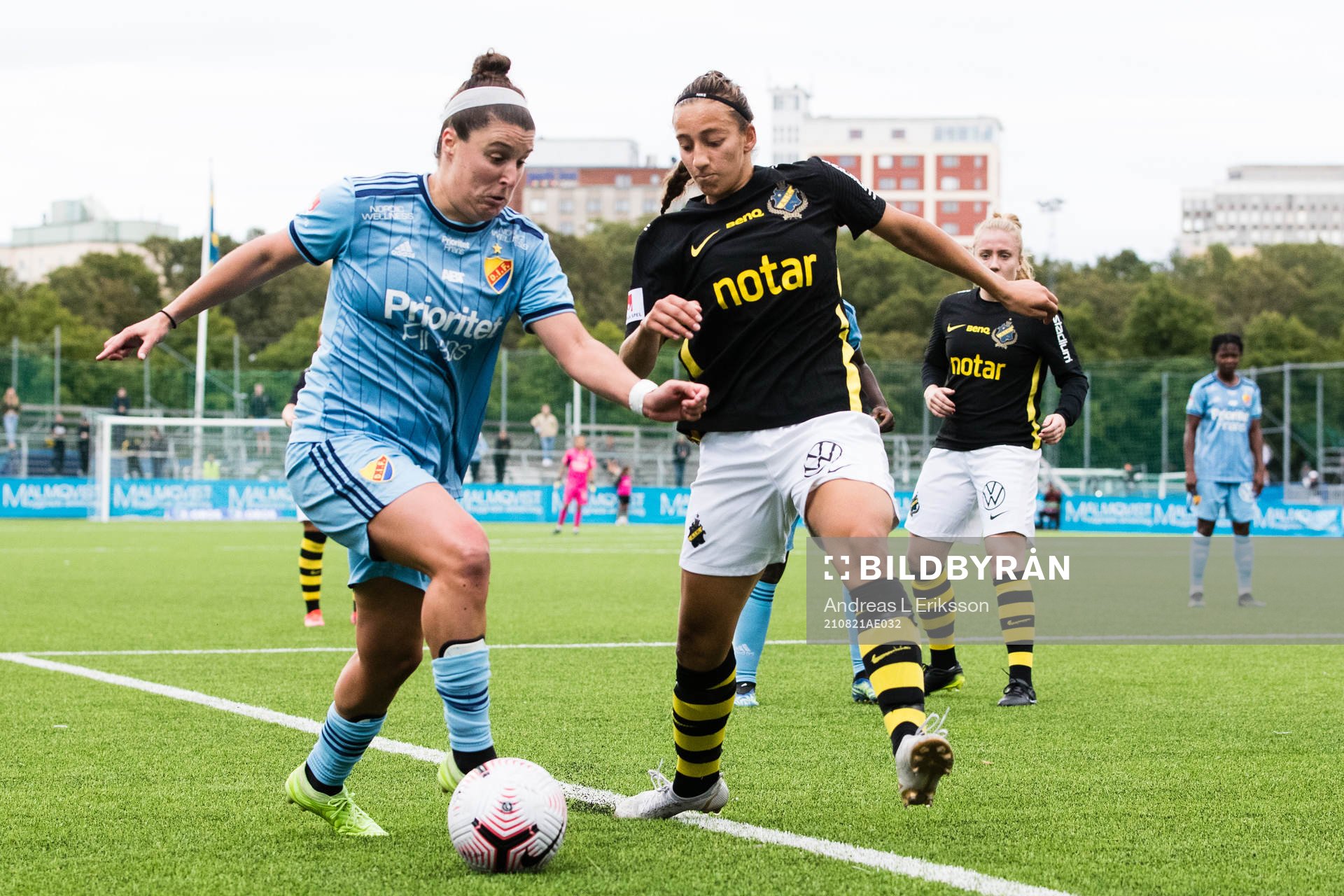 Djurgårdens Hayley Dowd och AIK:s Rosa Kafaji under fotbollsmatchen i Damallsvenskan mellan AIK och Djurgården den 21 augusti 2021 i Stockholm.