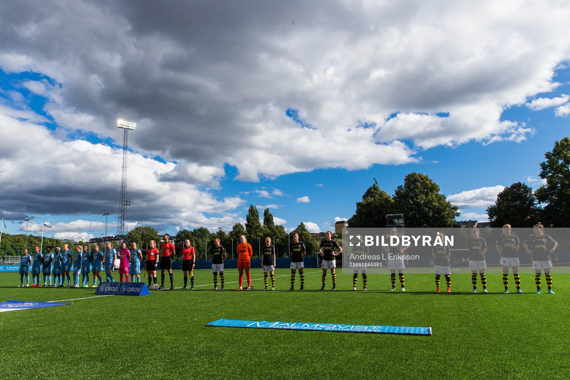 s spelare ställer upp sig