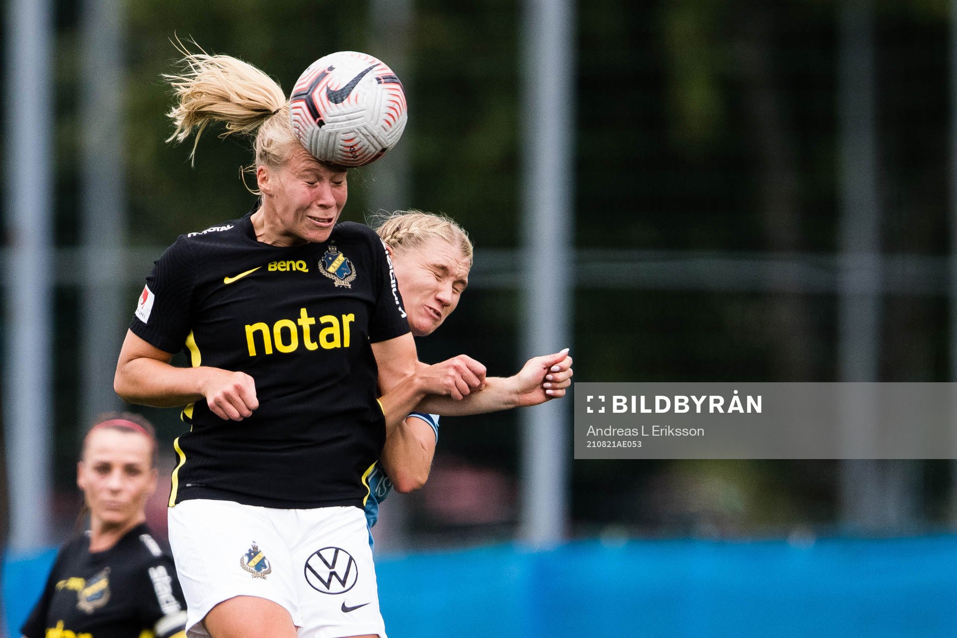 s Emma Santamäki i en nickduell med Djurgårdens Sara Olai