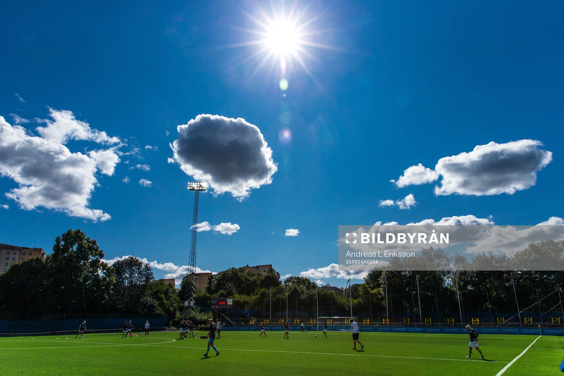 Solen lyser på Skytteholms IP innan fotbollsmatchen i