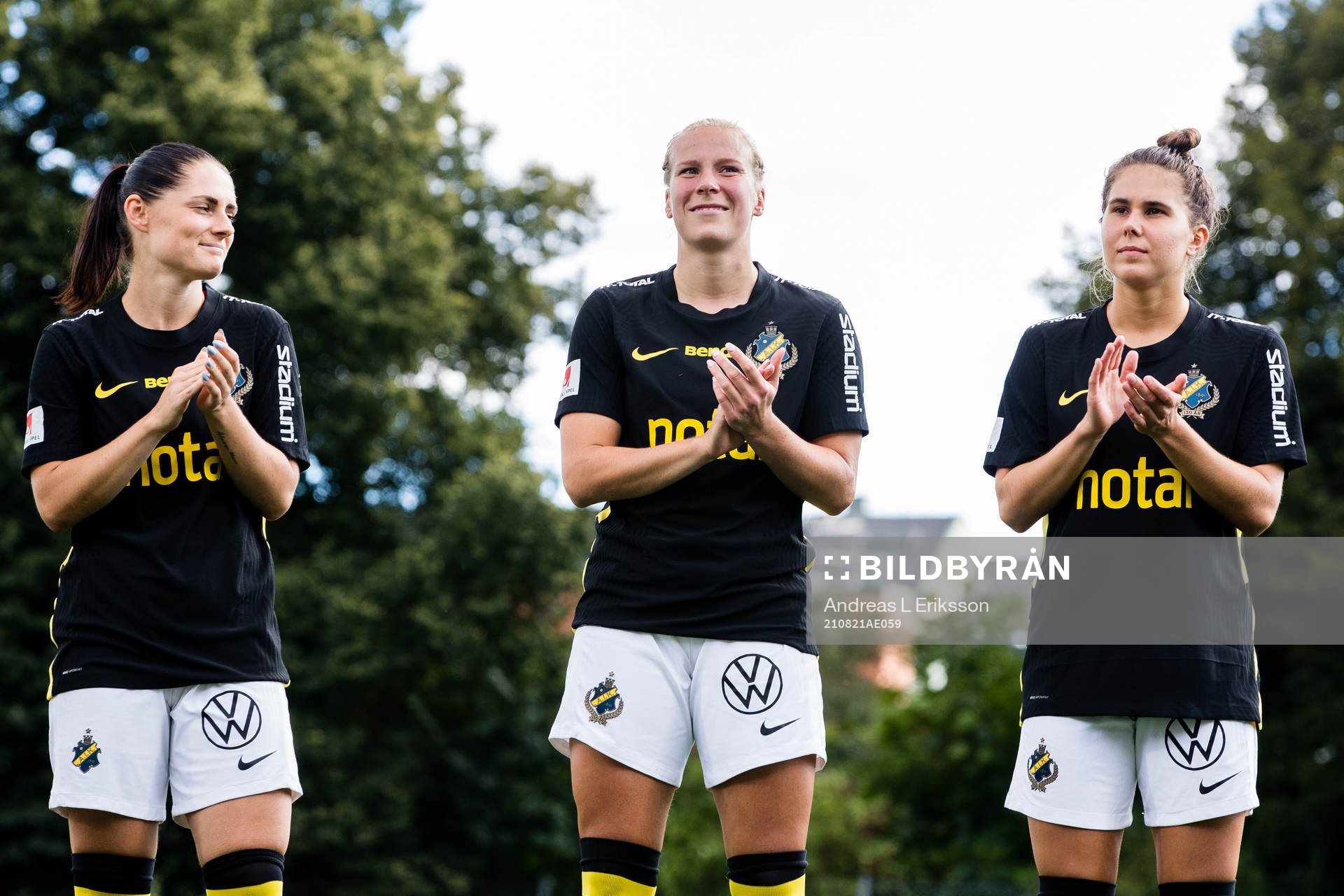 s Linda Hallin, Emma Santamäki och Julia Olsson innan