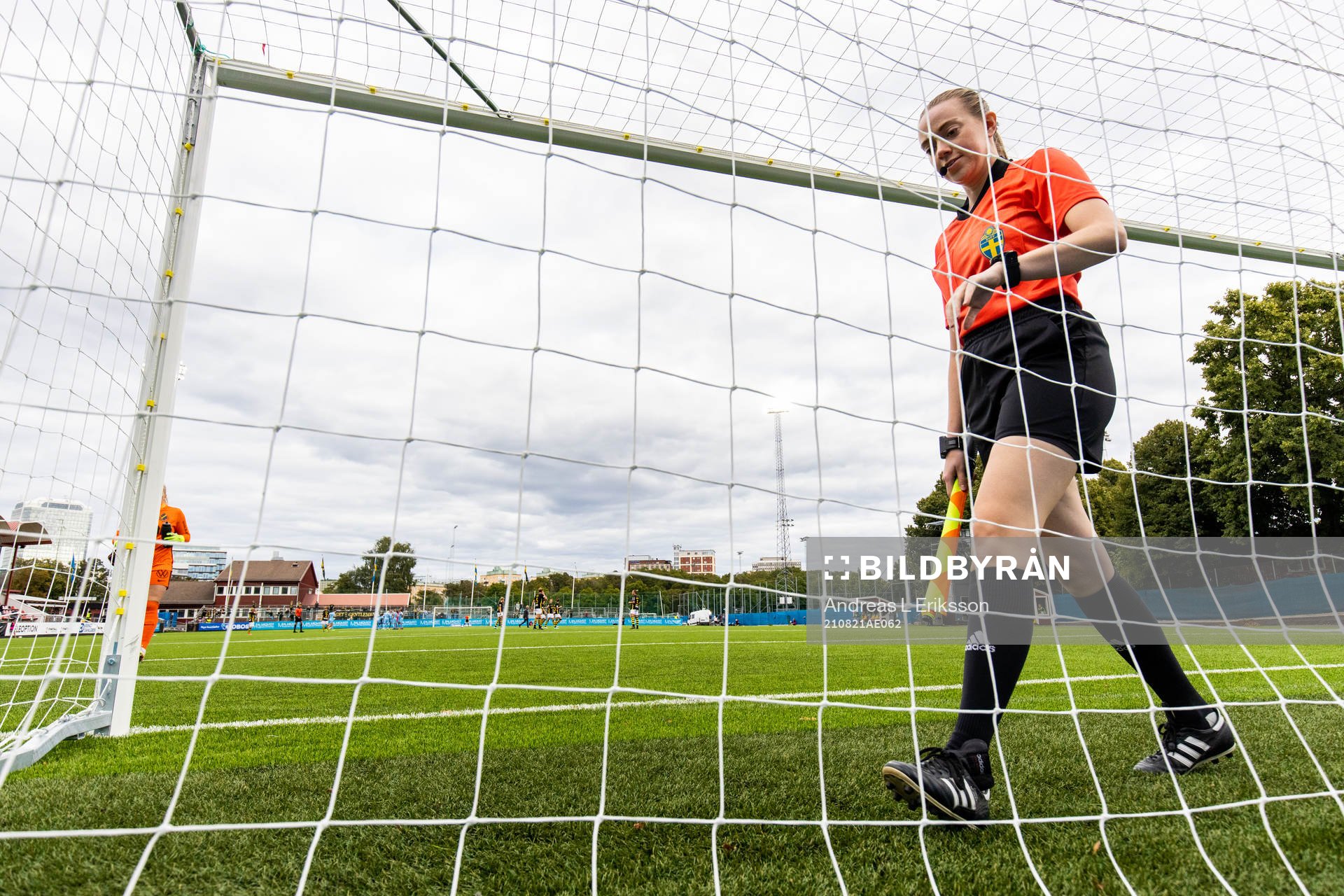 Assisterande domare Emelie Elfstrand kontrollerar nätet innan fotbollsmatchen i Damallsvenskan mellan AIK och Djurgården den 21 augusti 2021 i Stockholm.
