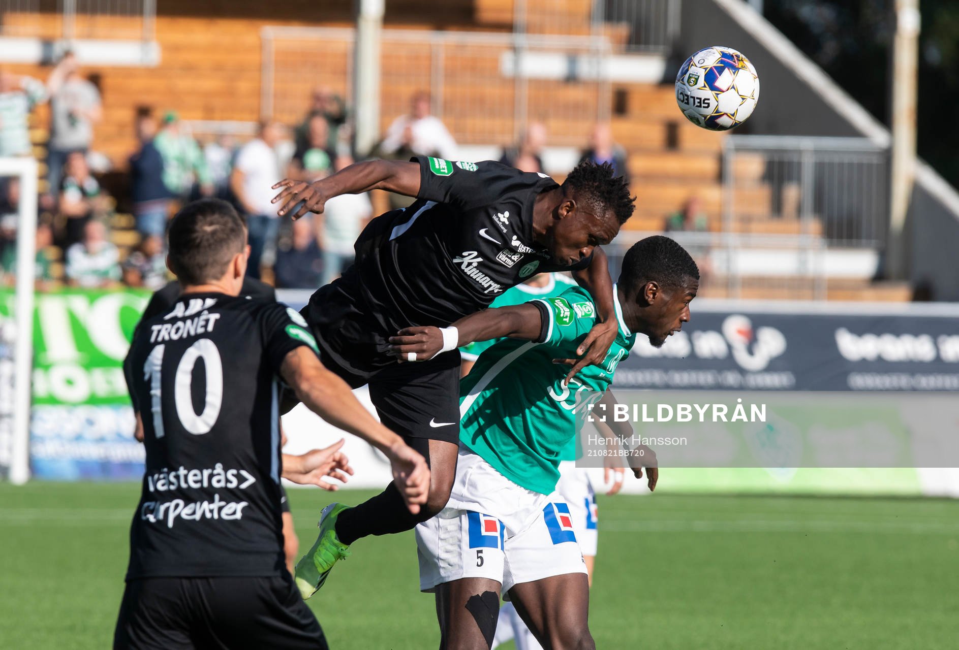 Västerås Lawson Sabah och Brages Adil Titi under fotbollsmatchen i Superettan mellan Brage och Västerås SK den 21 augusti 2021 i Borlänge.