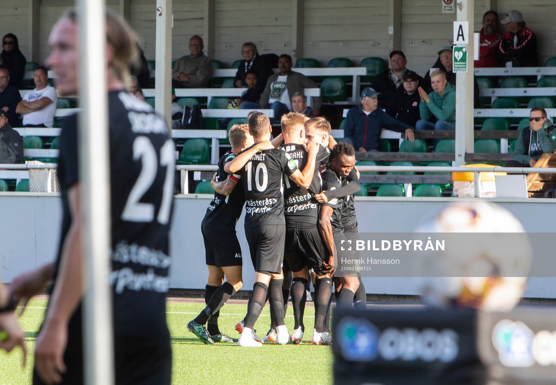 Västerås Dusan Jajic jublar med lagkamrater