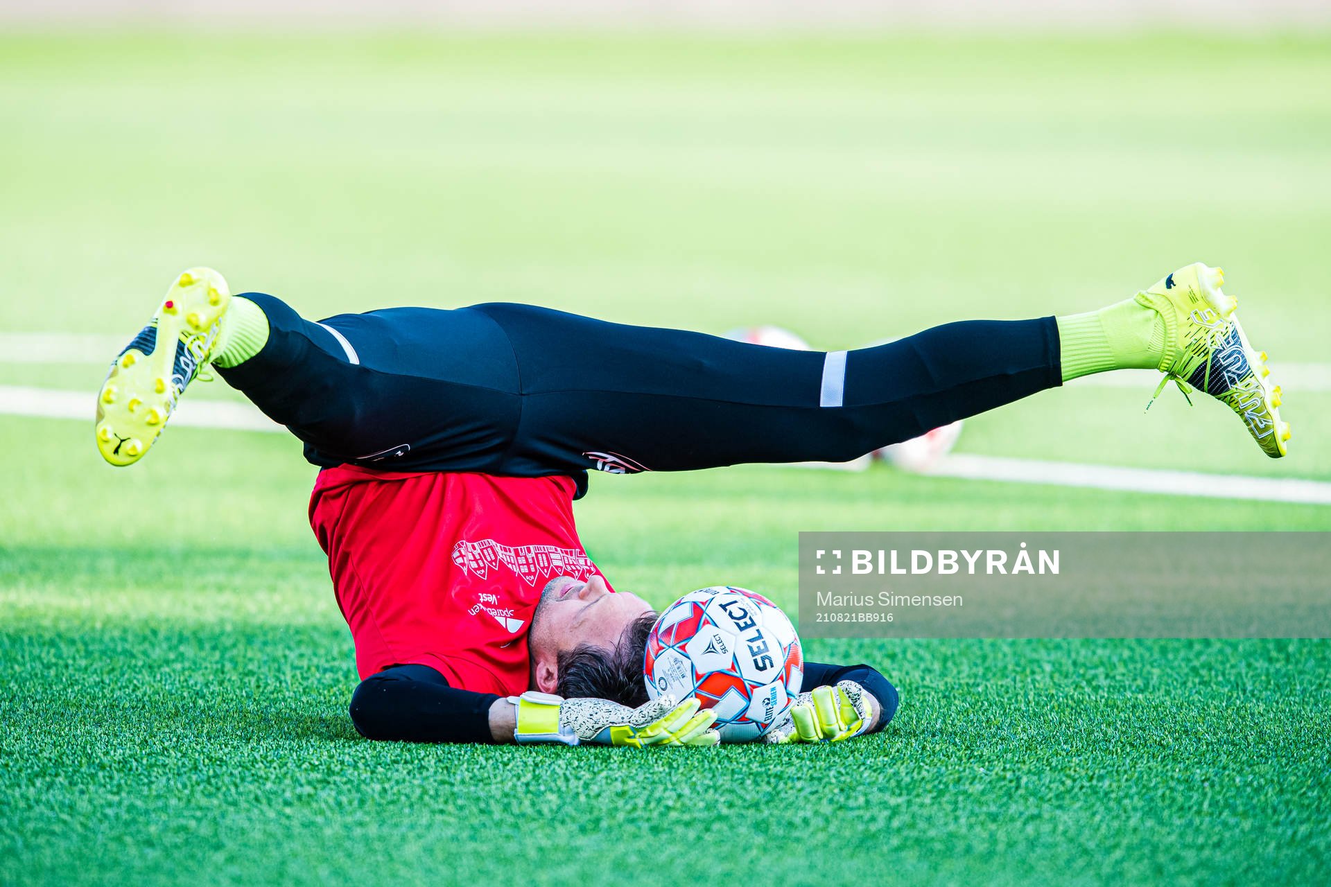 Håkon Eikemo Opdal of Brann warms up