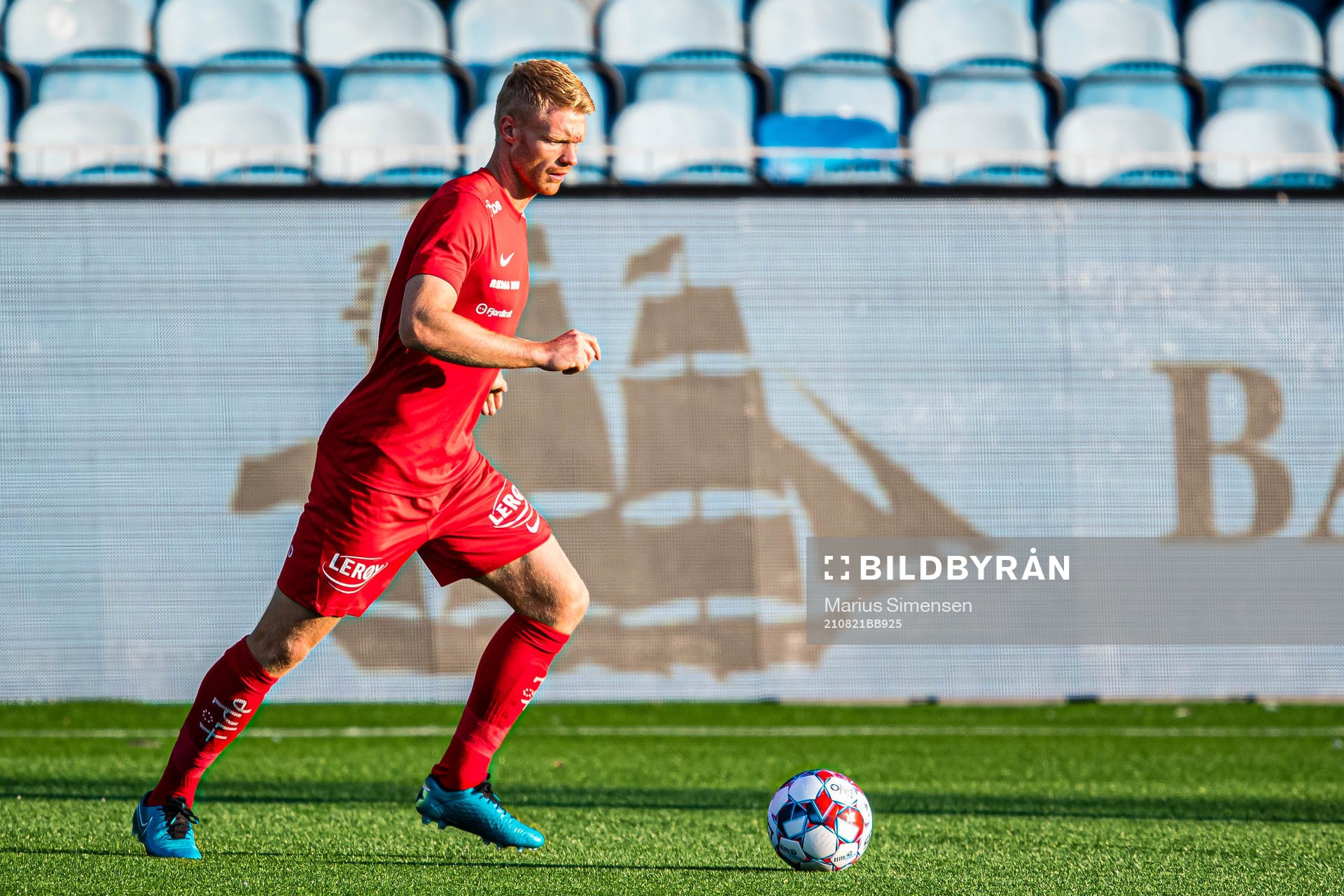 Sivert Heltne Nilsen of Brann warms up