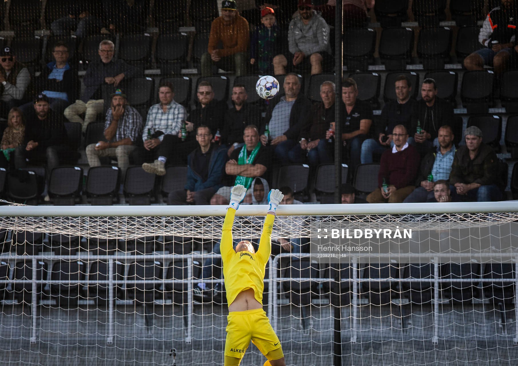 Västerås målvakt Daniel Svensson tippar en boll över