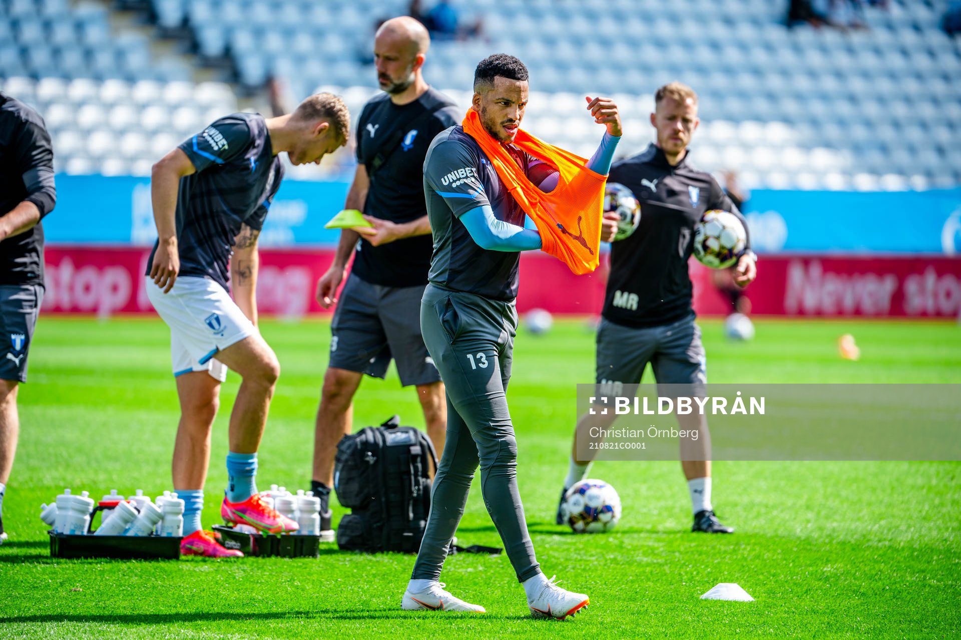 Malmö FFs Martin Olsson värmer upp